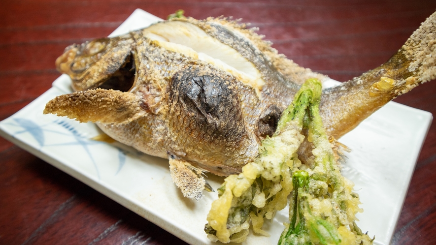 *【夕食一例・チヌの塩焼き】ふっくらと焼き上げてお出しします