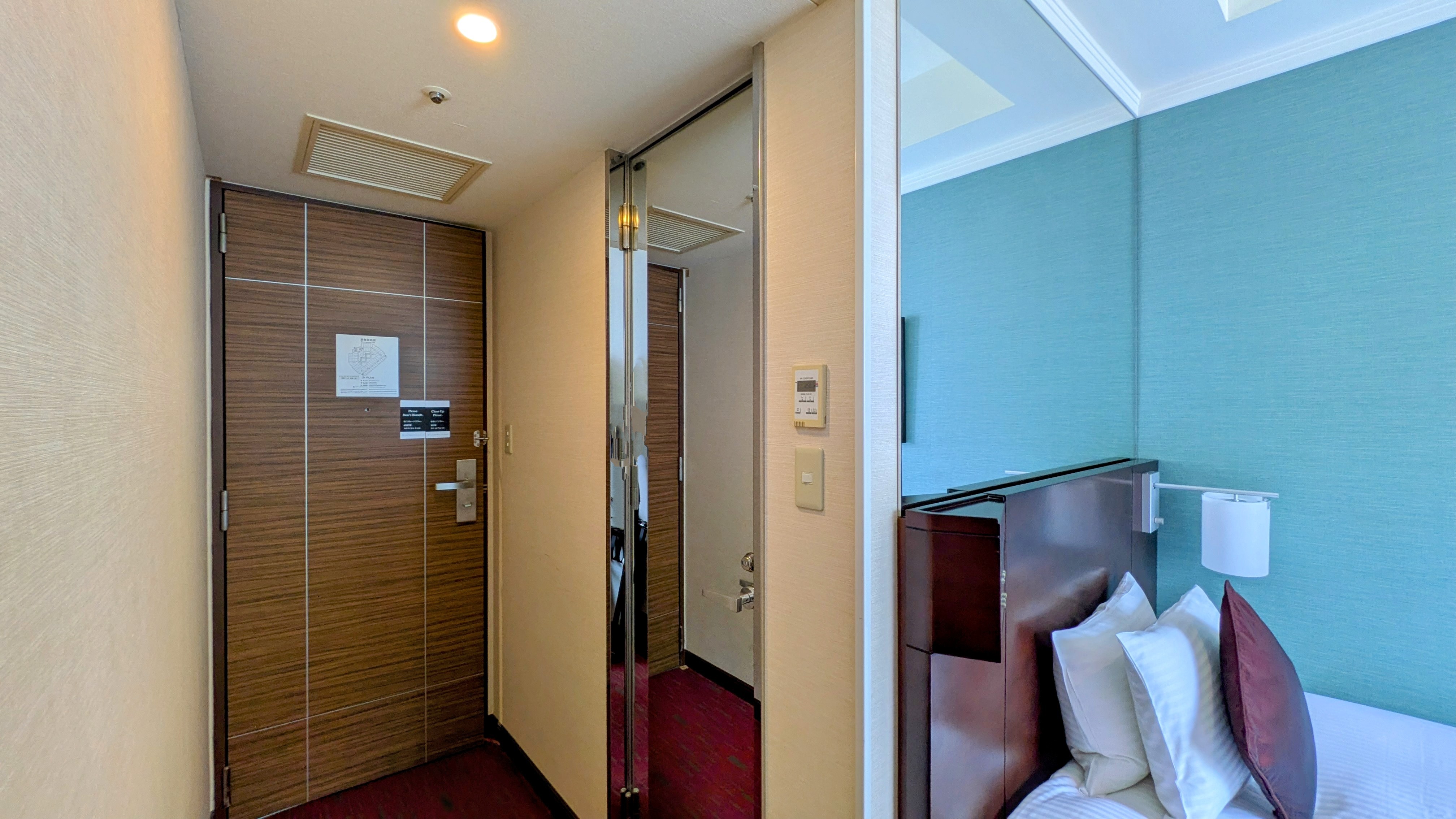 バスルーム入口扉に大きな姿見鏡があるのも嬉しいポイント。