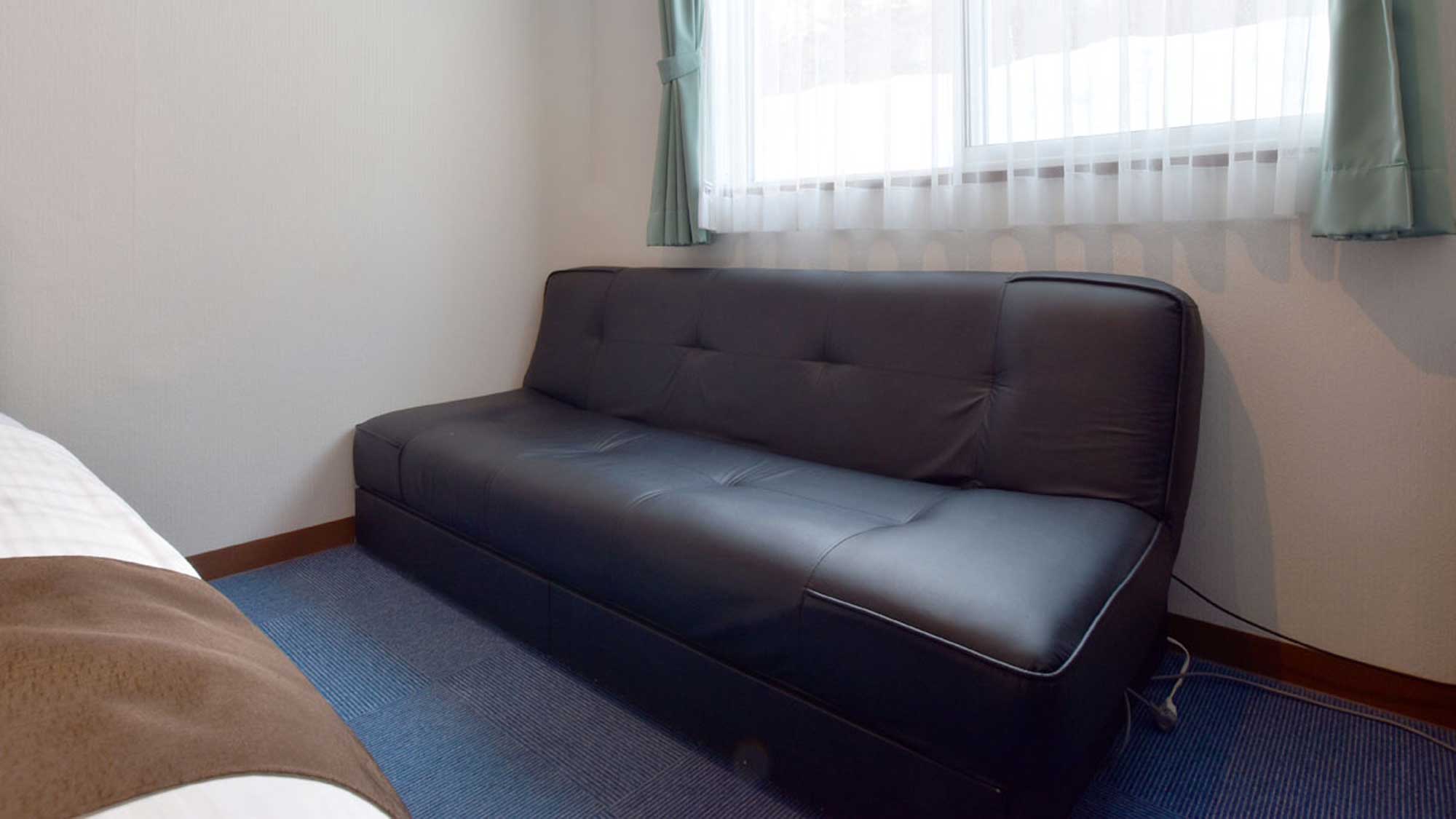 【ツイン】お部屋にはくつろぎのソファーがあります