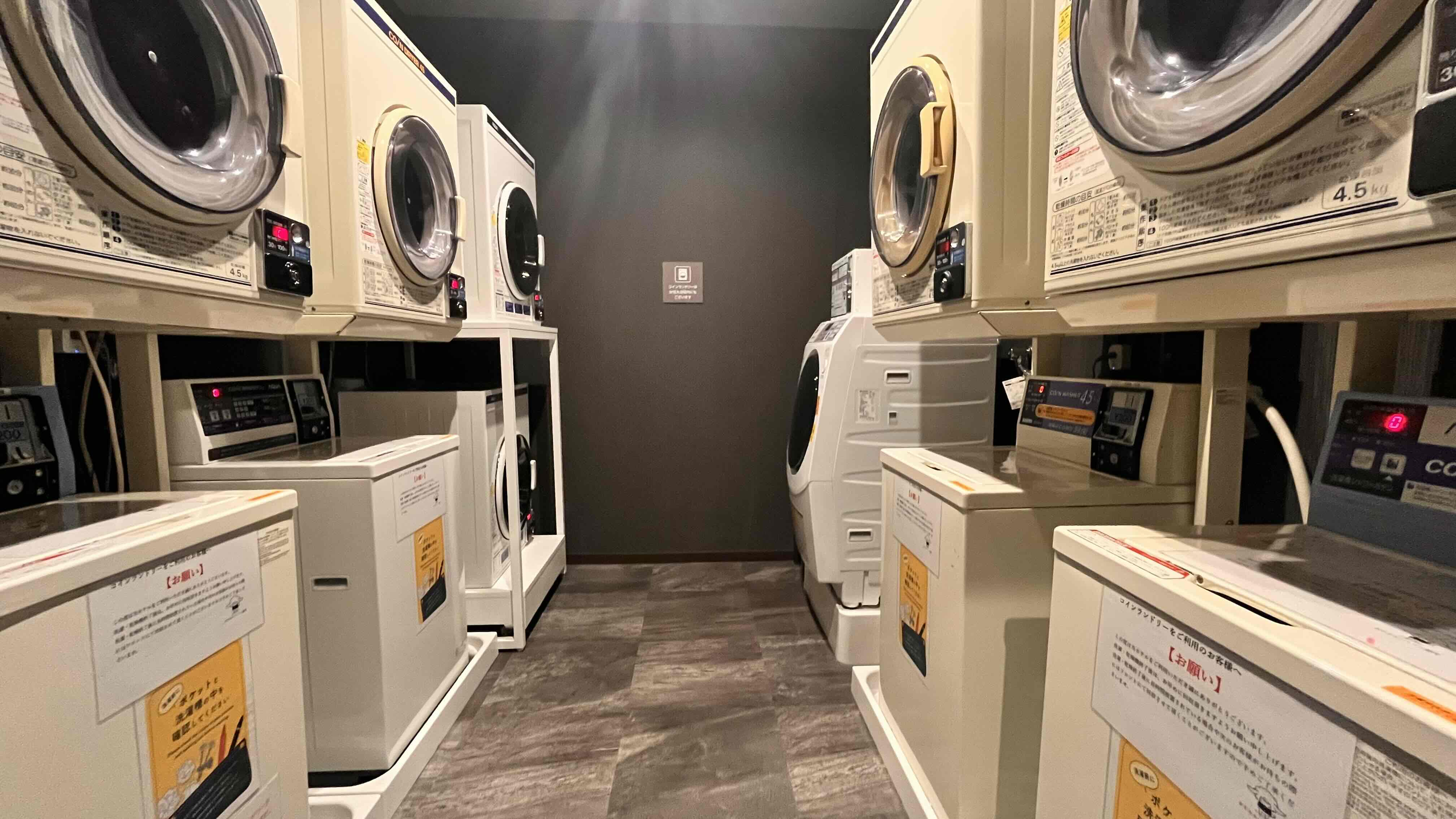 ◇本館ランドリーコーナー◇洗濯機4台、乾燥機6台、ドラム式全自動1台