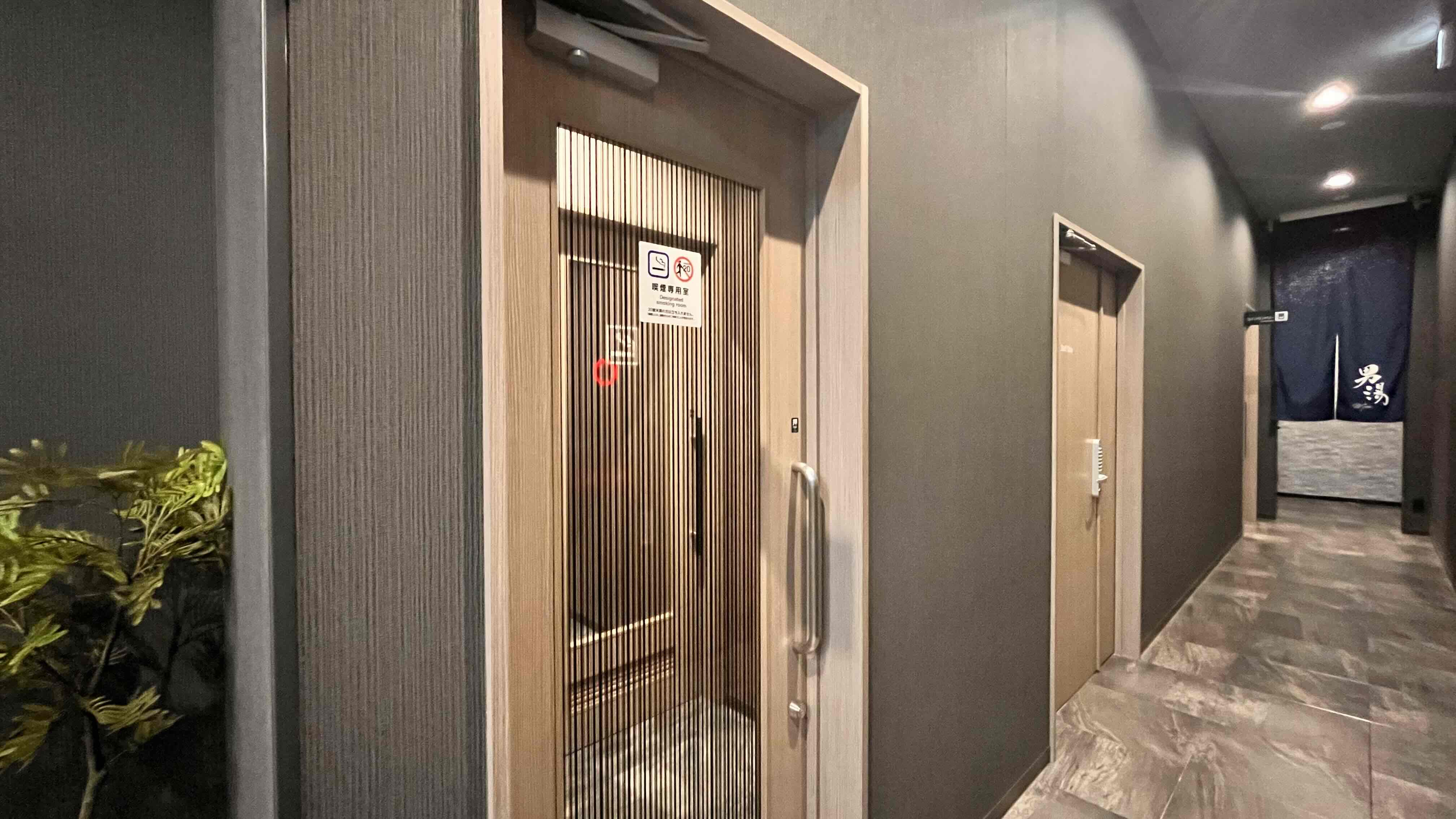 ◆別館喫煙コーナー◆二重扉で煙が外に漏れません　ﾌﾟﾗｲﾊﾞｼｰも確保