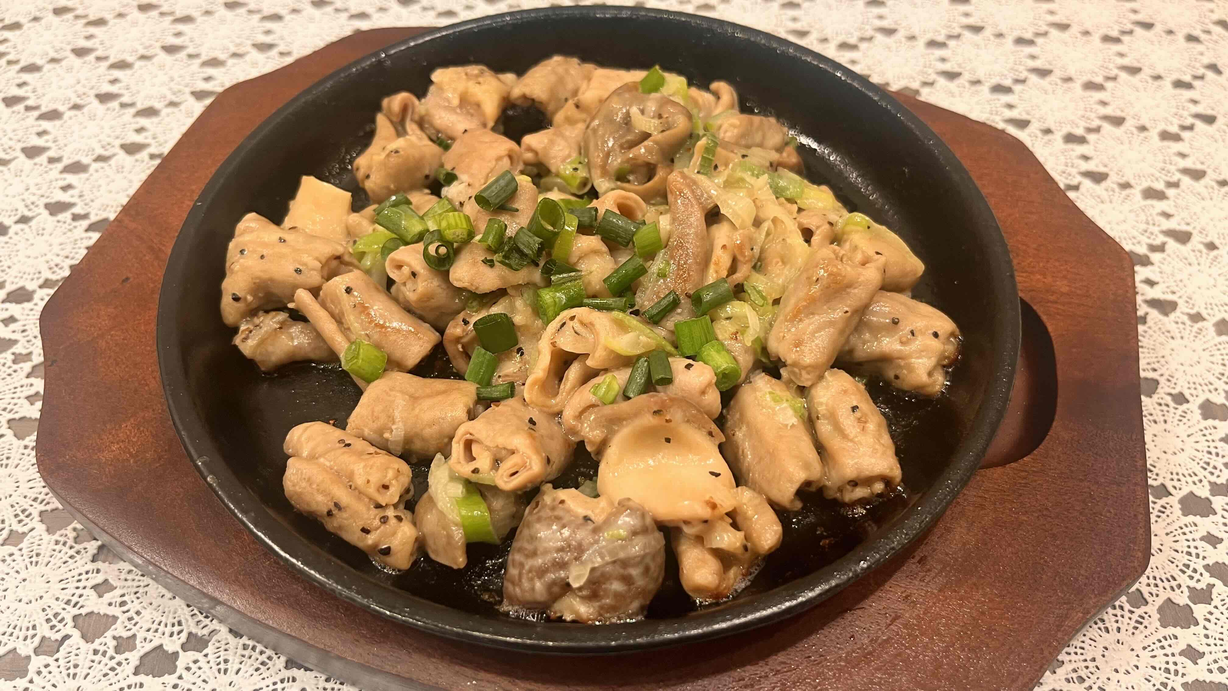 【グランドメニュー】塩だれの香りで箸が止まらない一品、塩豚ホルモン