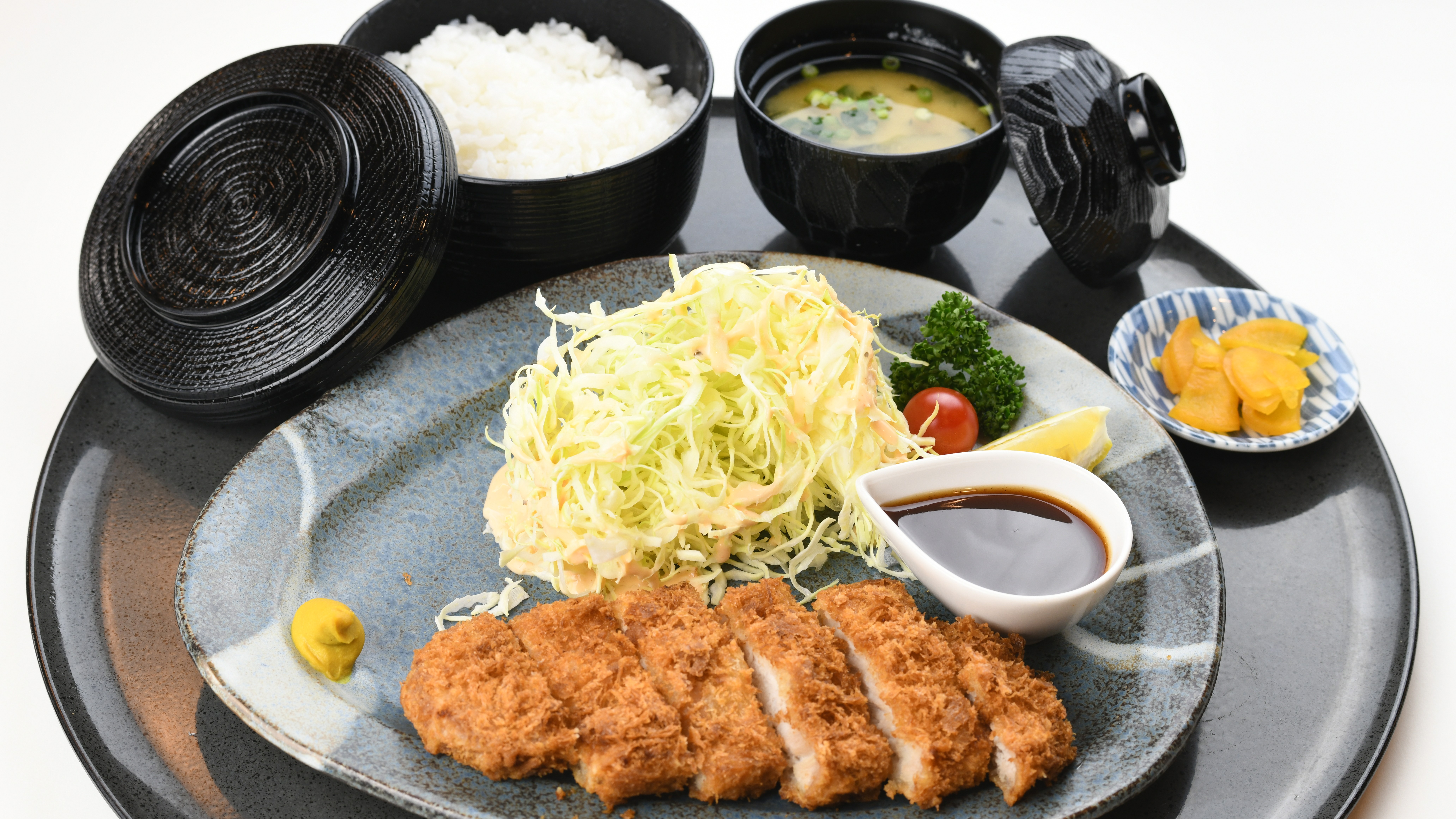 □夕食付プラン□サックリ揚げたとんかつ定食、キャベツもたっぷり！