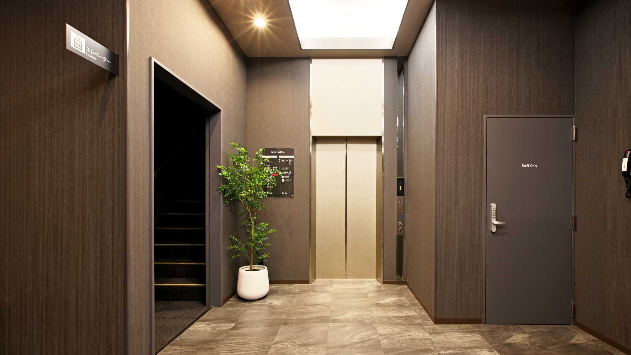 ◆高い天井の新館1階エレベーターホール◆