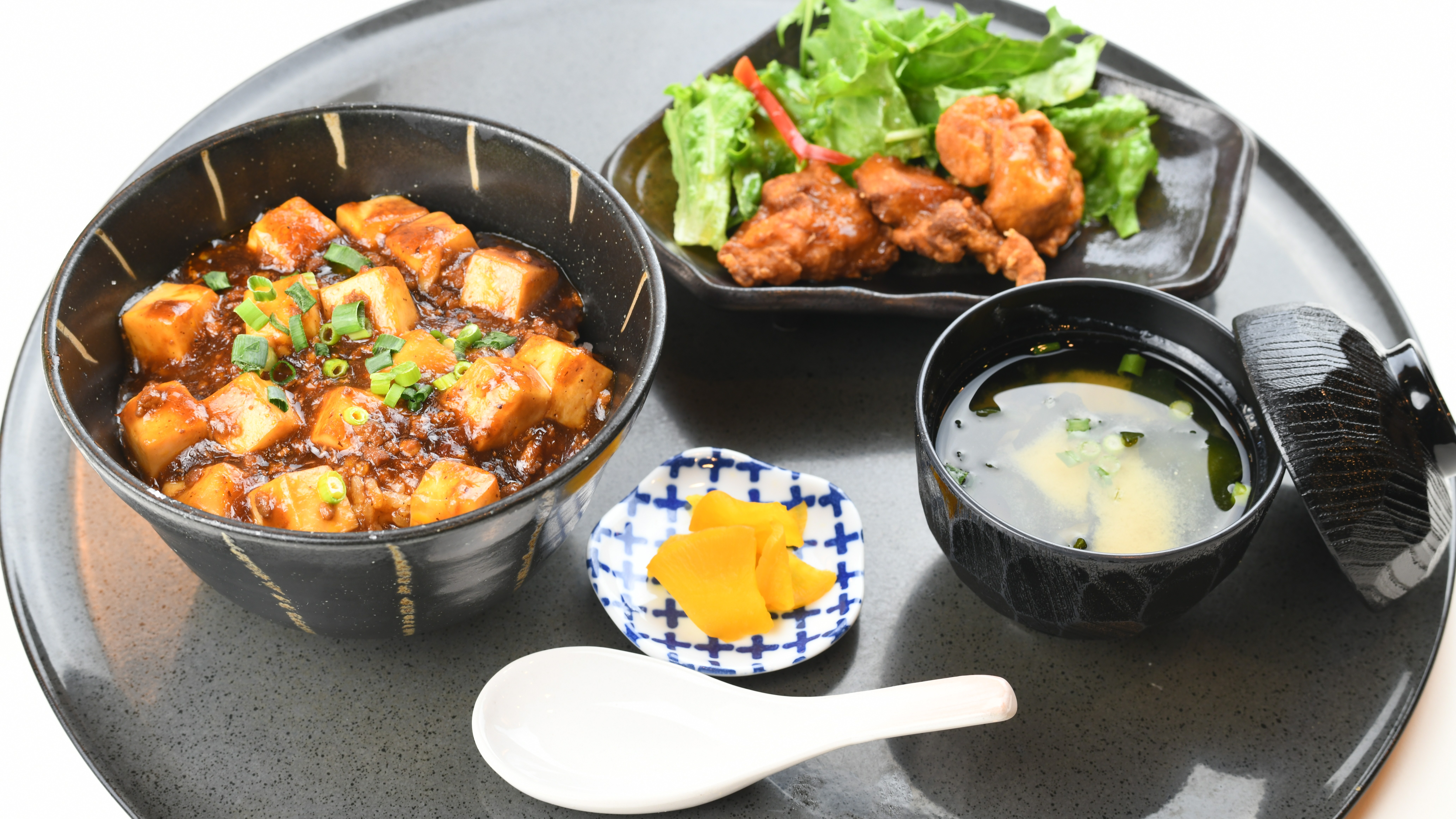 □夕食付プラン□ピリ辛が食欲をそそる麻婆丼定食は唐揚げ付き