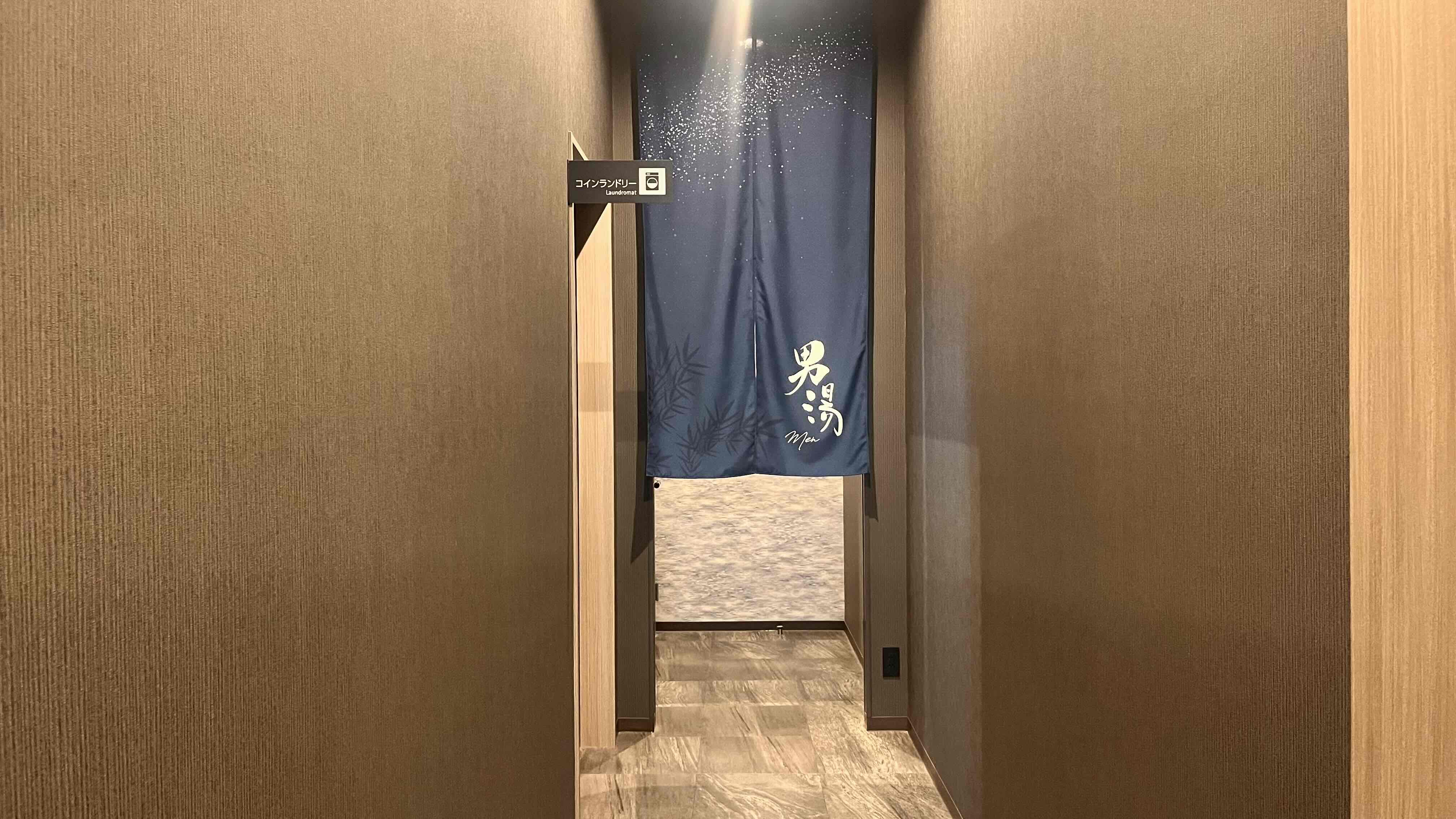 ◆男性大浴場◆エントランス　長い暖簾が目印です