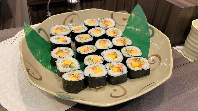 ◇季節ものメニュー◇お正月にはいぶりがっこの巻き寿司をご用意しました