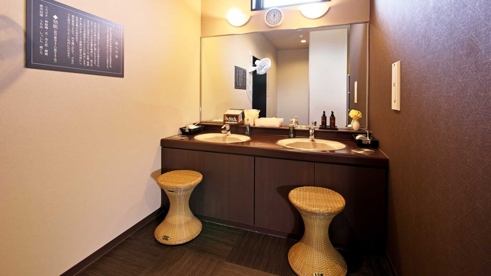 ◇女性大浴場◇パウダールーム　大きな鏡とラタン椅子でスキンケアタイム
