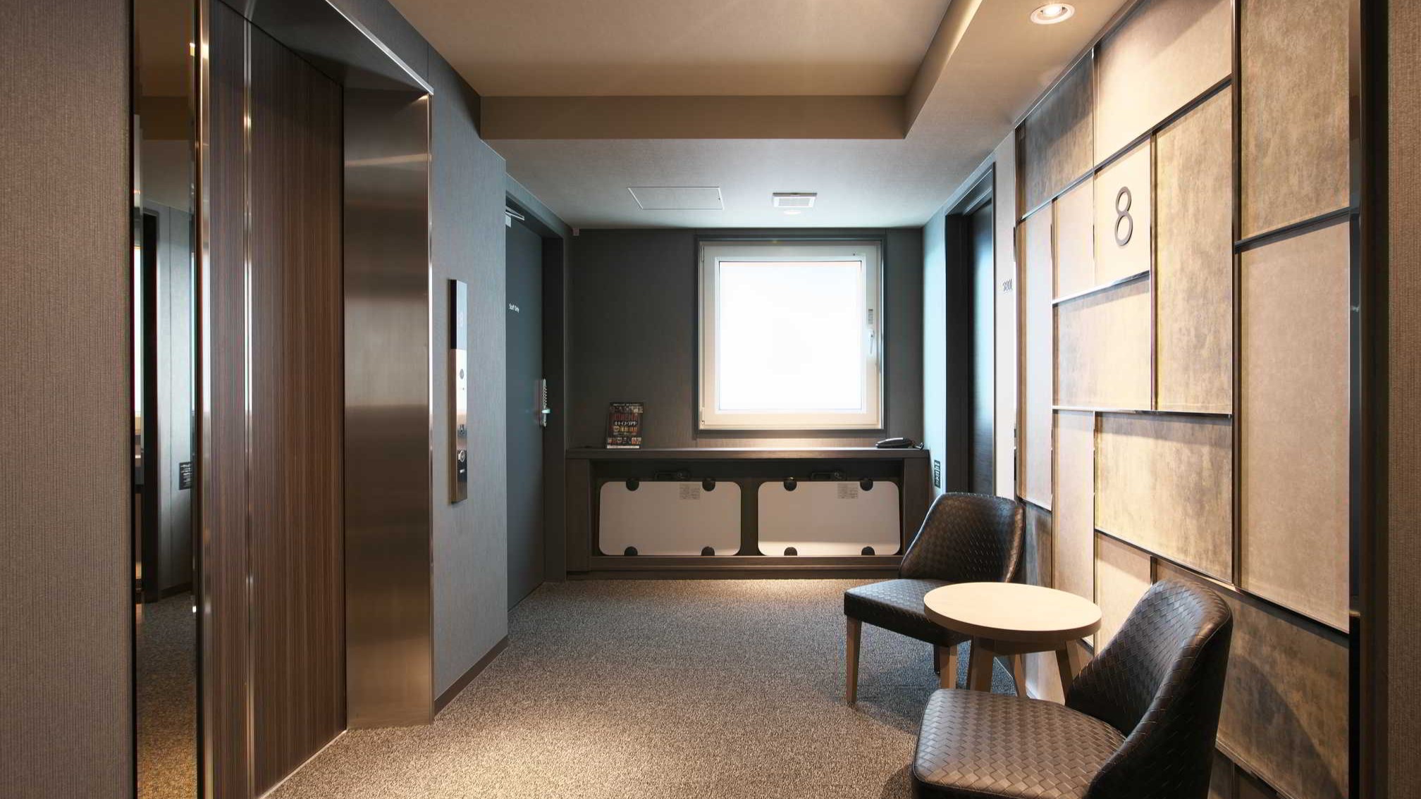 ◆別館8階エレベーターホール◆椅子とテーブルがありエレベーターが到着するまで寛いでお待ちいただけます