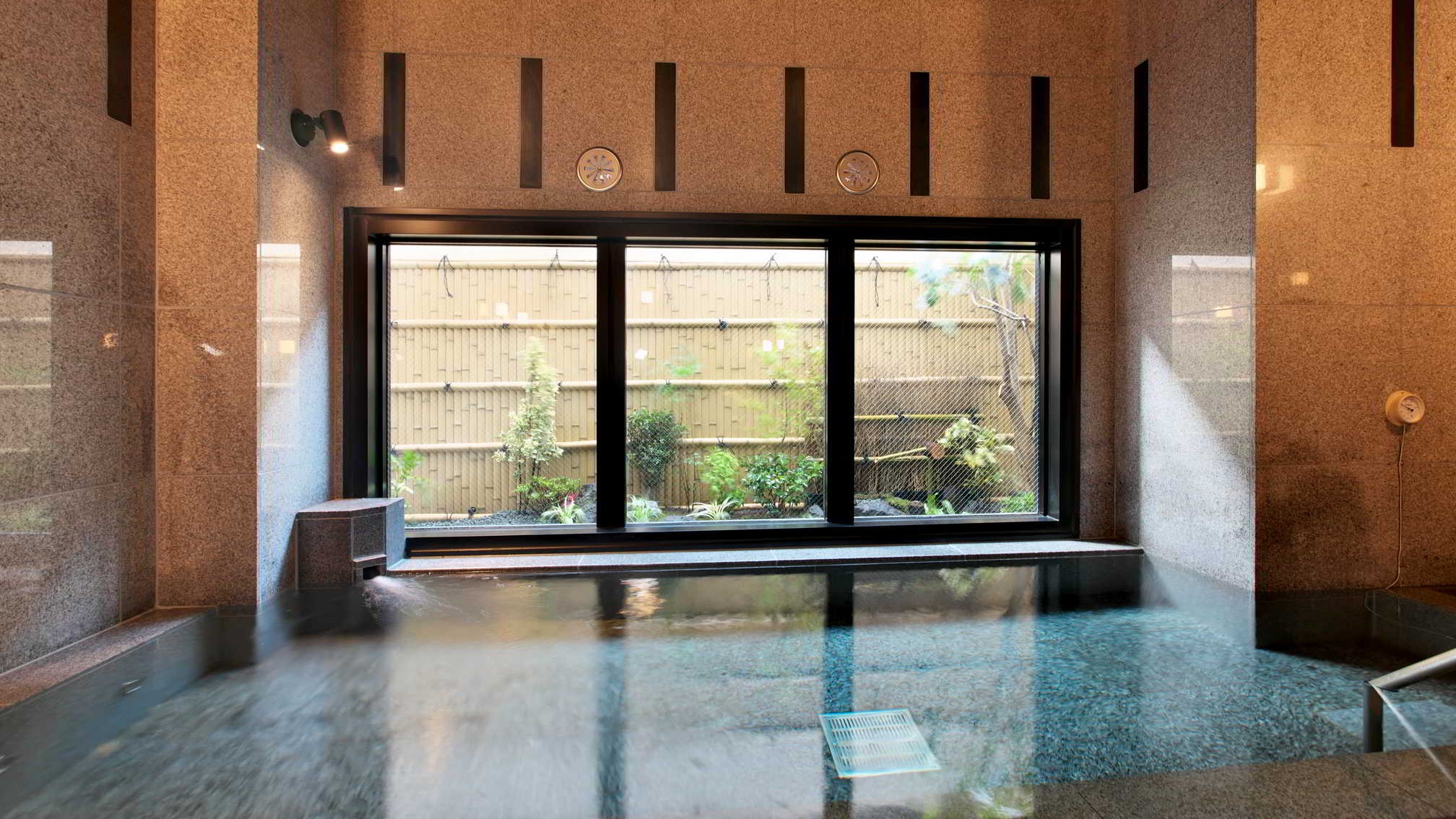 ◇女性大浴場◇コンパクトながらお庭の景色も楽しめます