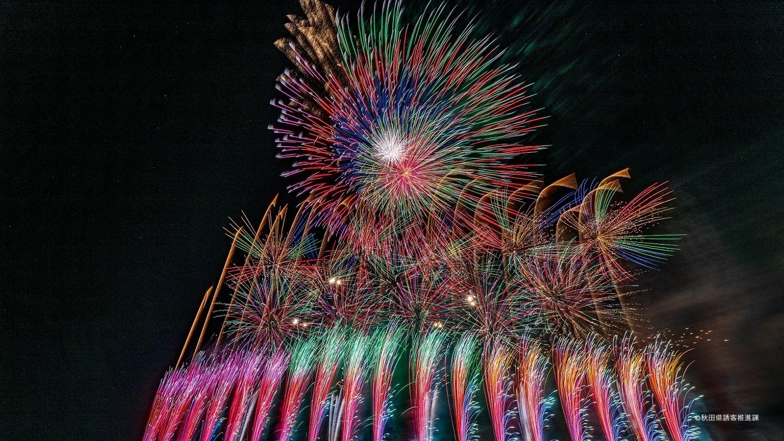 港まつり能代の花火　例年約15,000発もの花火が夜空を彩ります