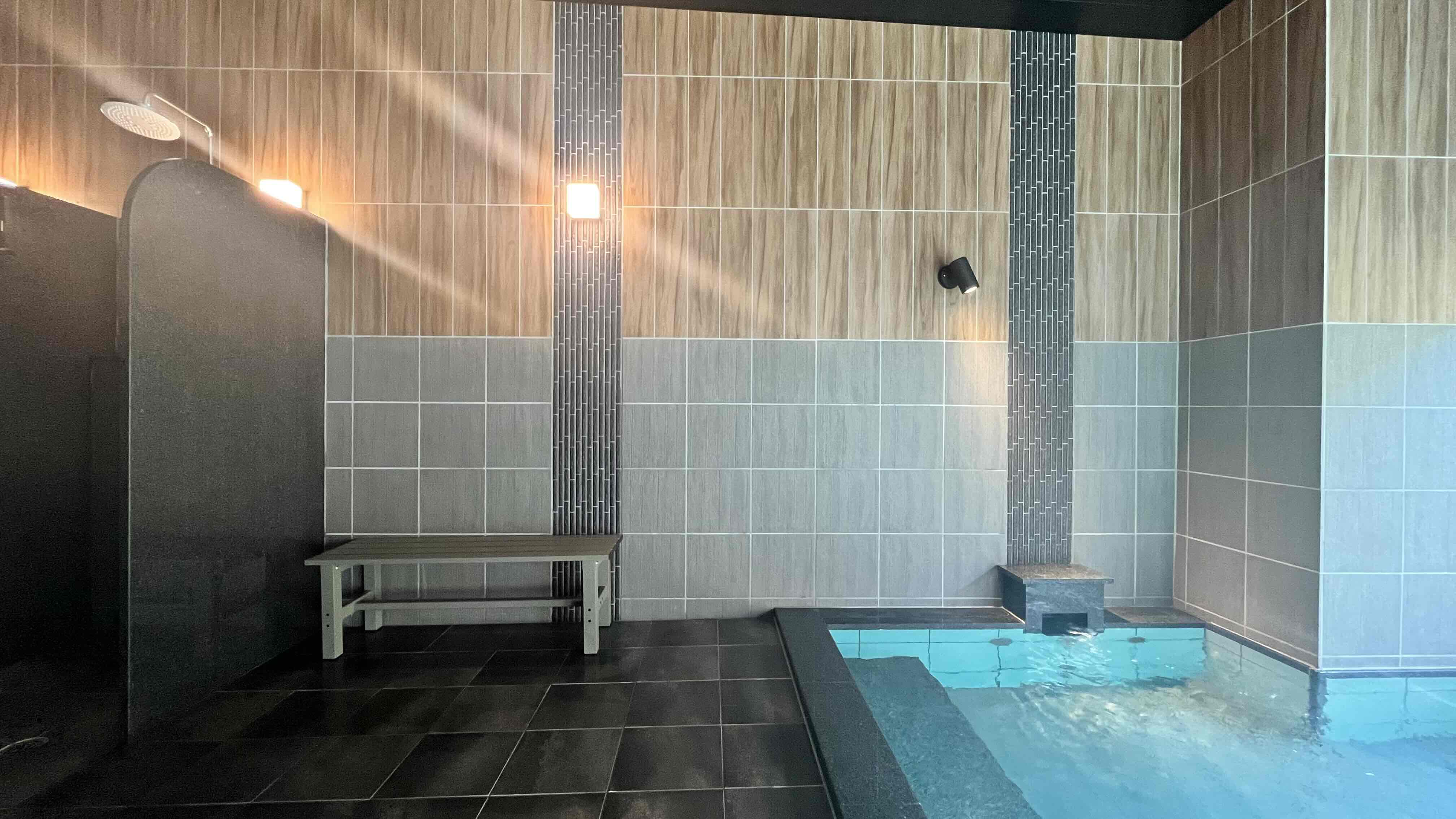 ◆男性大浴場◆温まりすぎたら、ちょっと休憩　おやすみベンチをご用意