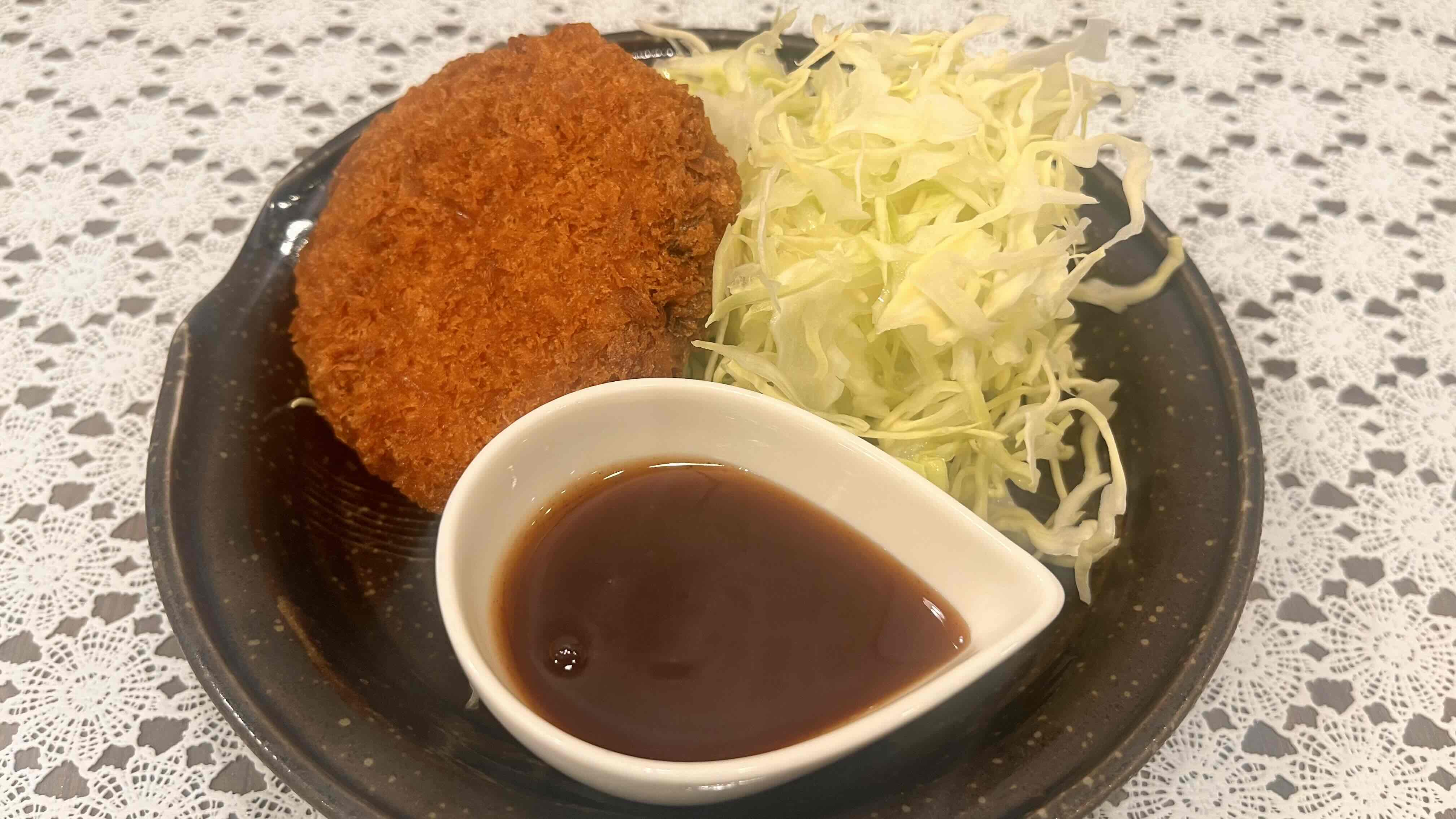 【グランドメニュー】肉汁ジューシーなメンチカツ