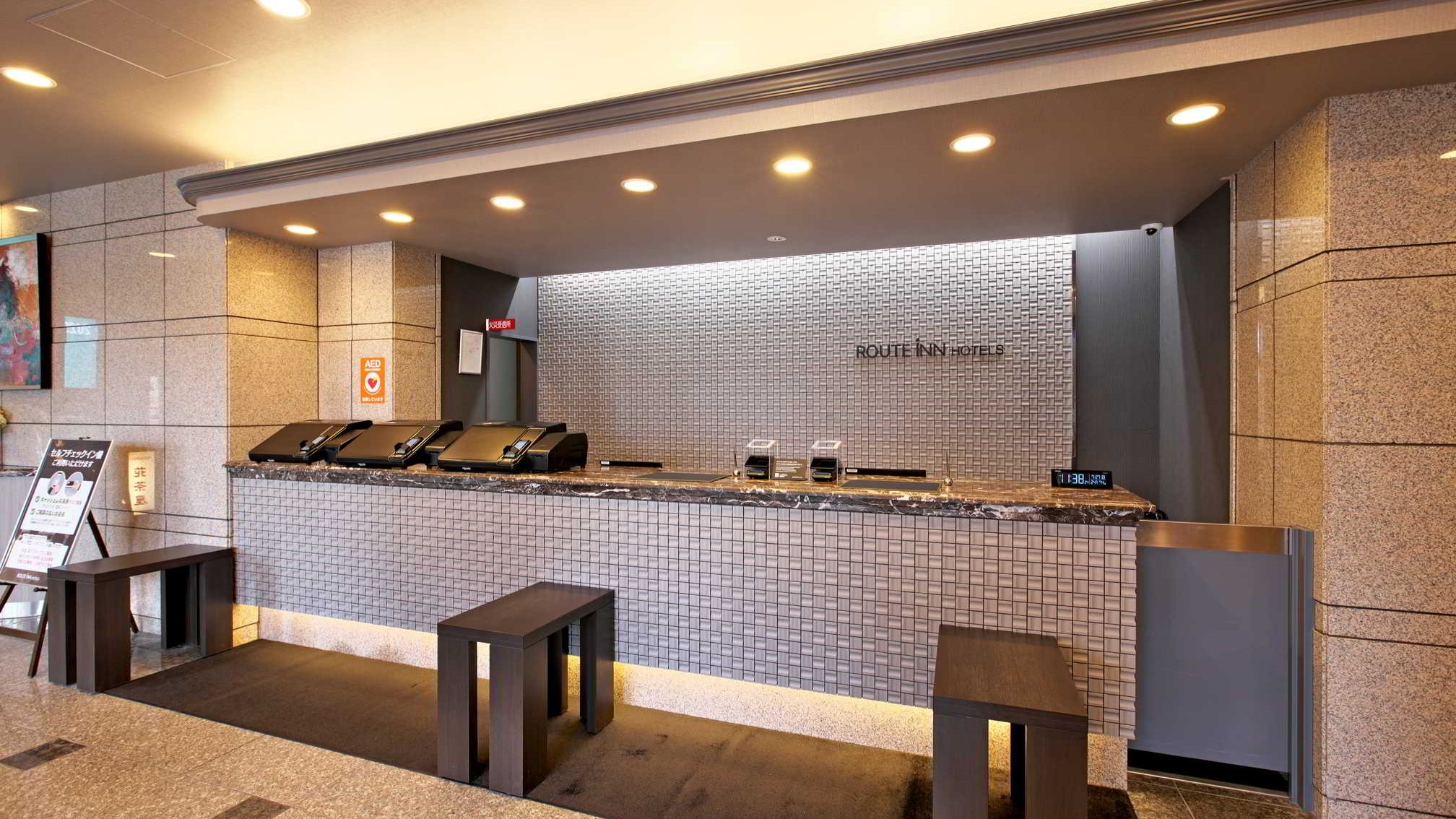 本館1階シンプルなフロントカウンター　出入口は本館側1か所のみ