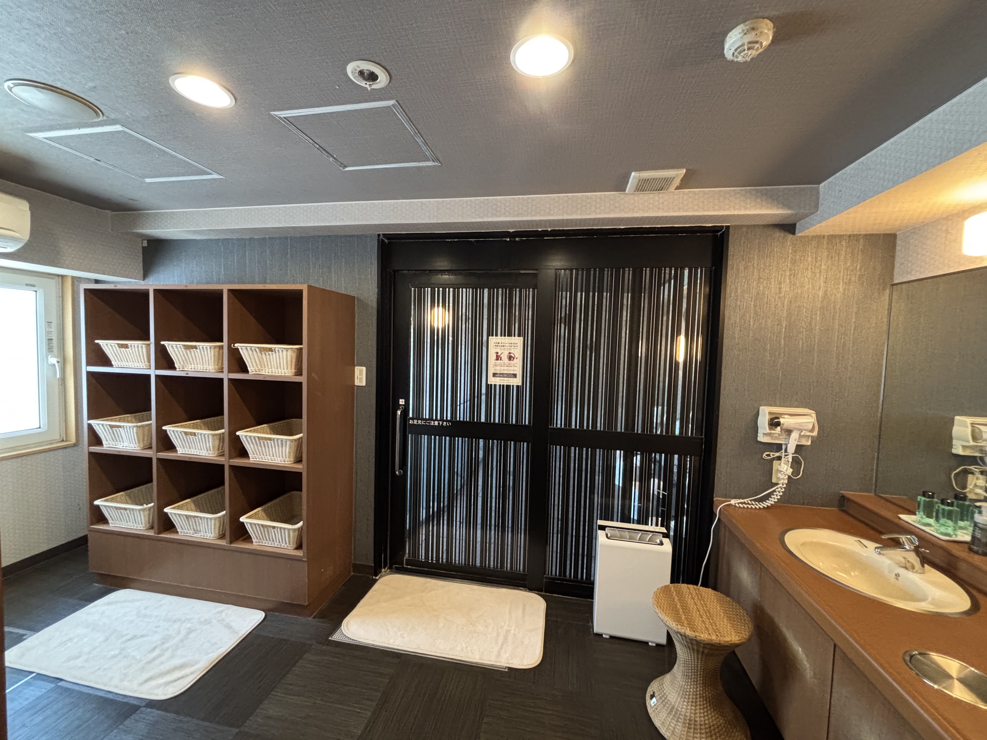 男性大浴場脱衣所