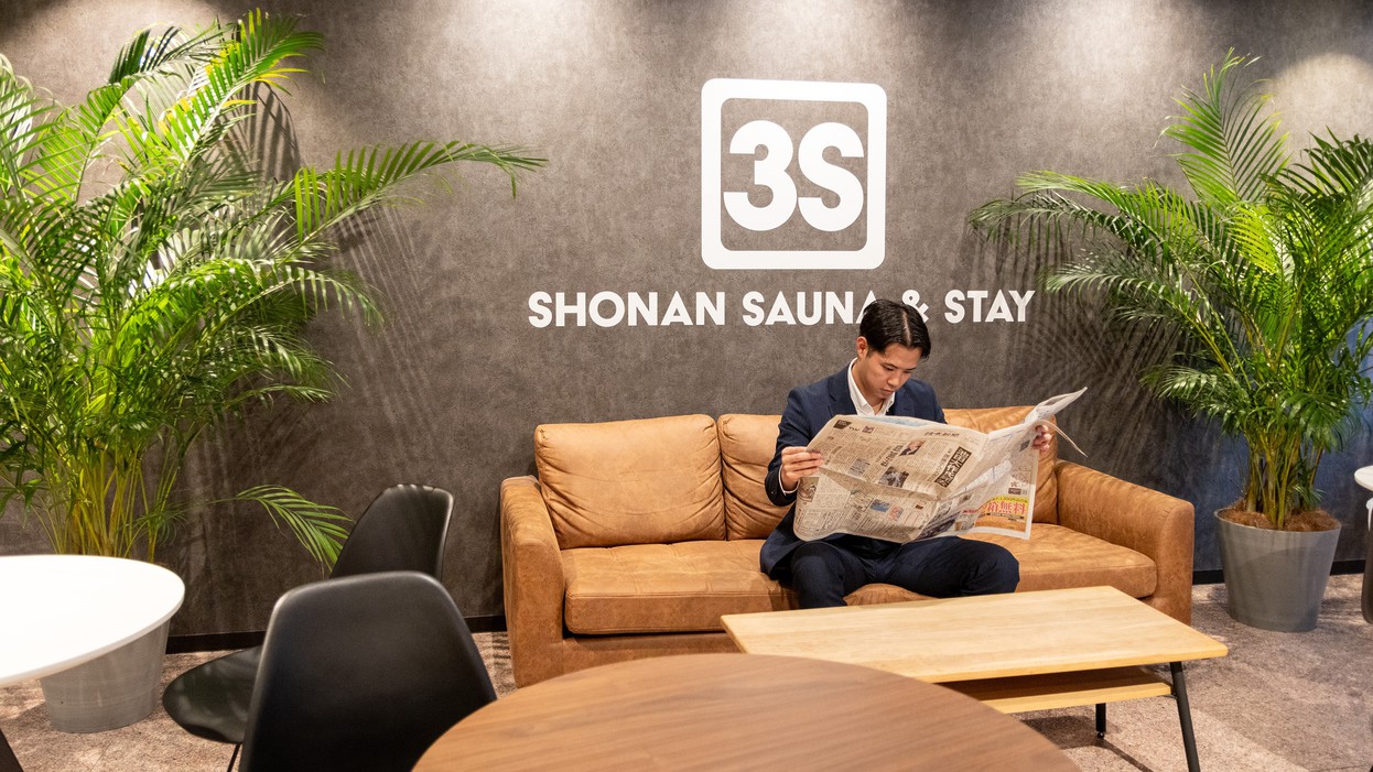 フロント横には新聞をご用意しております