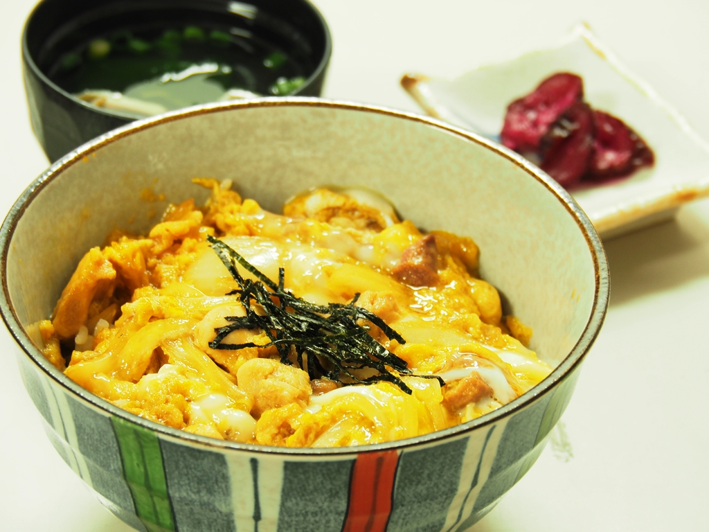 夕食処『花々亭』　日本三大地鶏の比内地鶏を使用したオリジナルレシピの親子丼