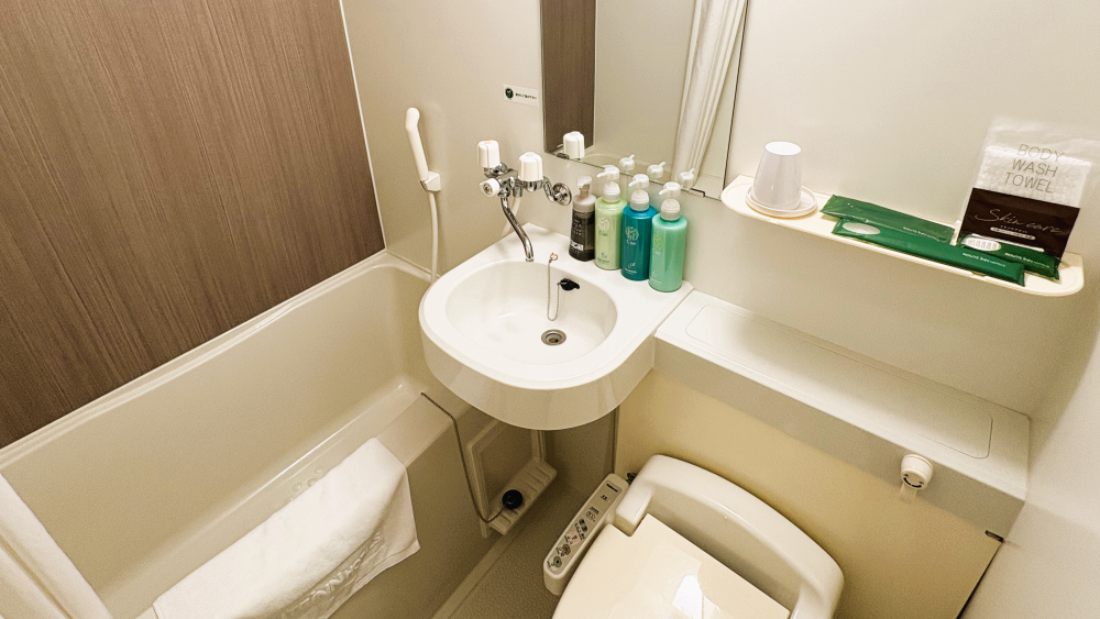 ◆客室ユニットバス◆　明るく清潔、シンプルで機能的な配置です。