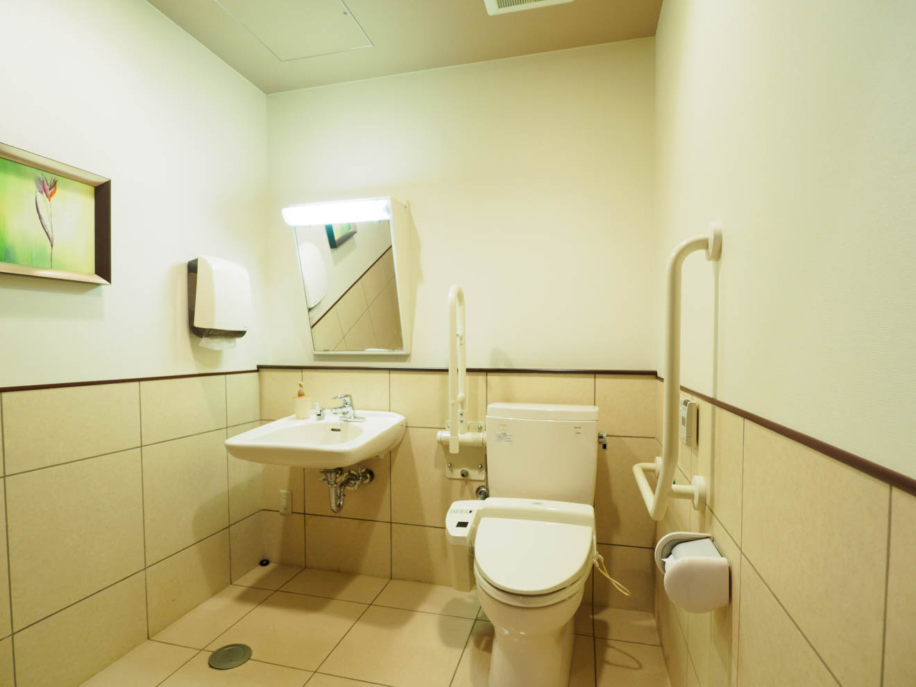 ■１階パブリックトイレ■バリアフリーに対応（段差なしの広い入口、手すり・呼出ベル設置、低めの洗面台）