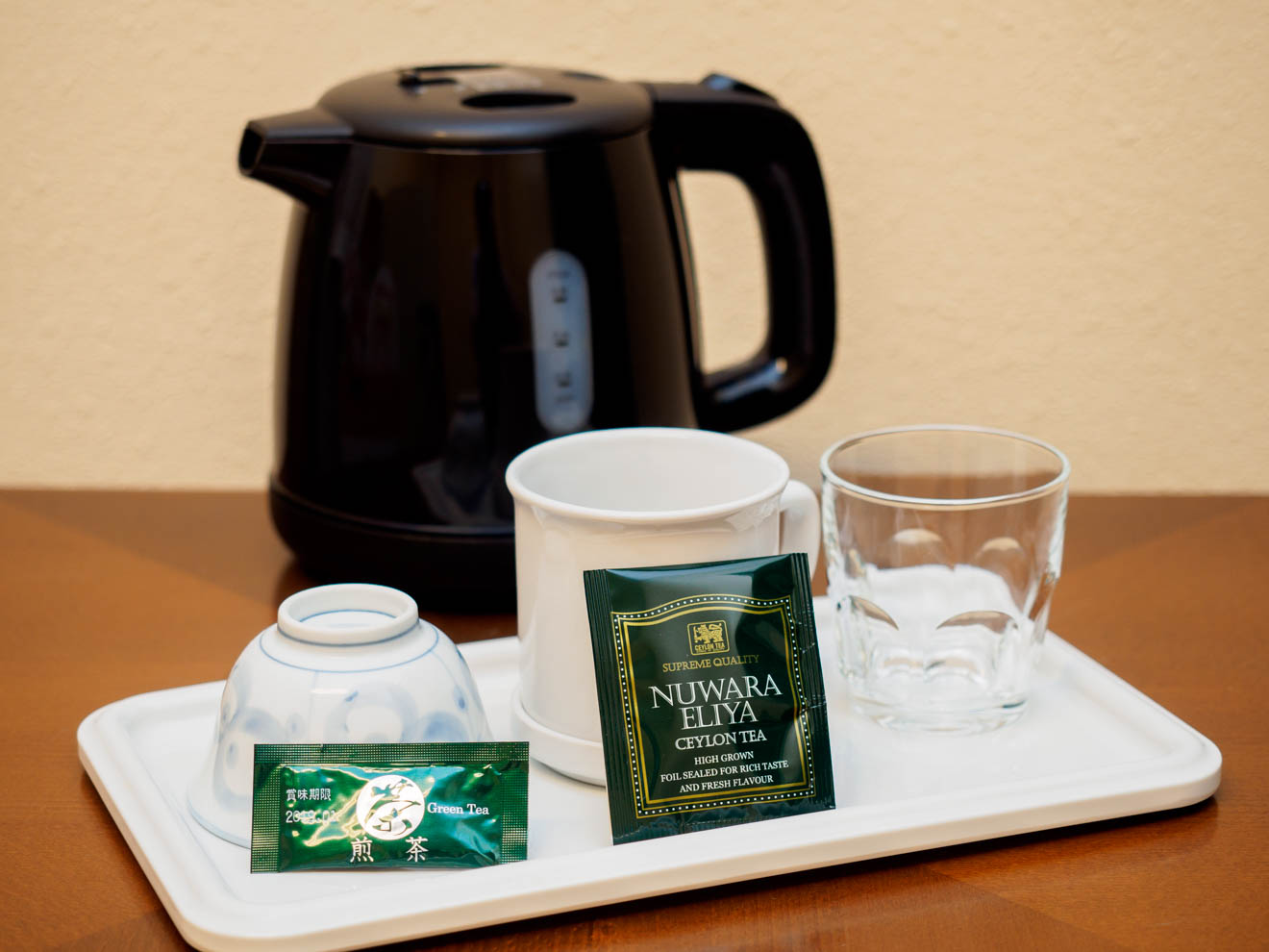 ■客室茶器セット■　電気ポット・マグカップ・湯呑・グラスを設置。紅茶・煎茶をお楽しみいただけます。