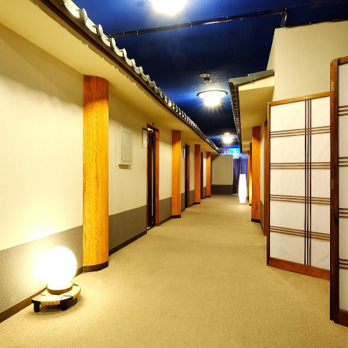 【3階客室前廊下】昭和レトロな懐かしい雰囲気です♪