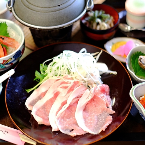 地元産の新鮮野菜と大きく上質なお肉を一緒に召し上がれ♪