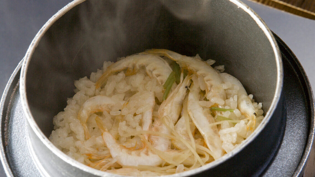 【白えびざんまい膳　釜飯】白えびの繊細で優しい旨味の出汁で炊き上げます