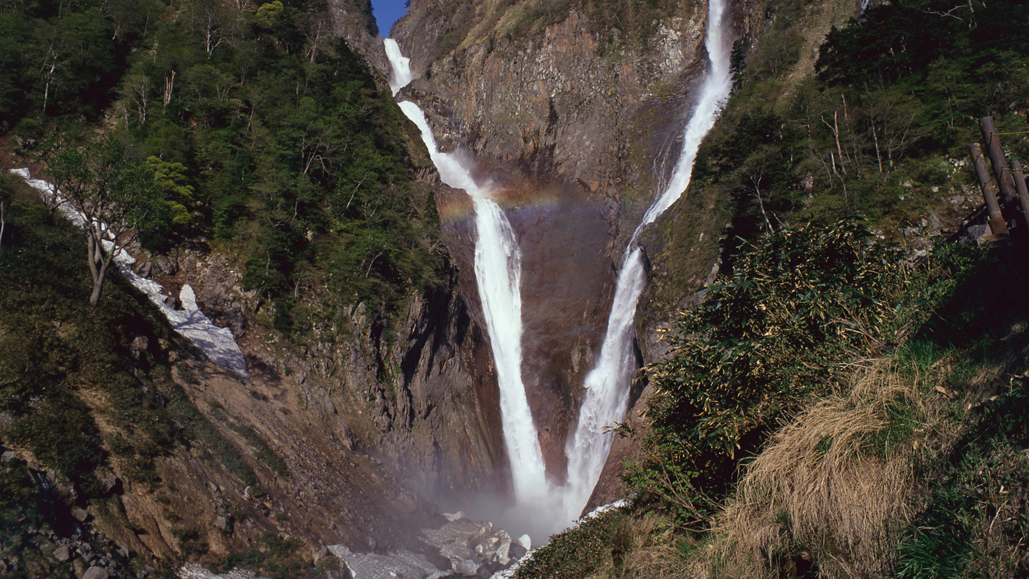 【立山町　称名滝　車で４５分】県内屈指の秘境スポット　落差（350m）日本一の滝です