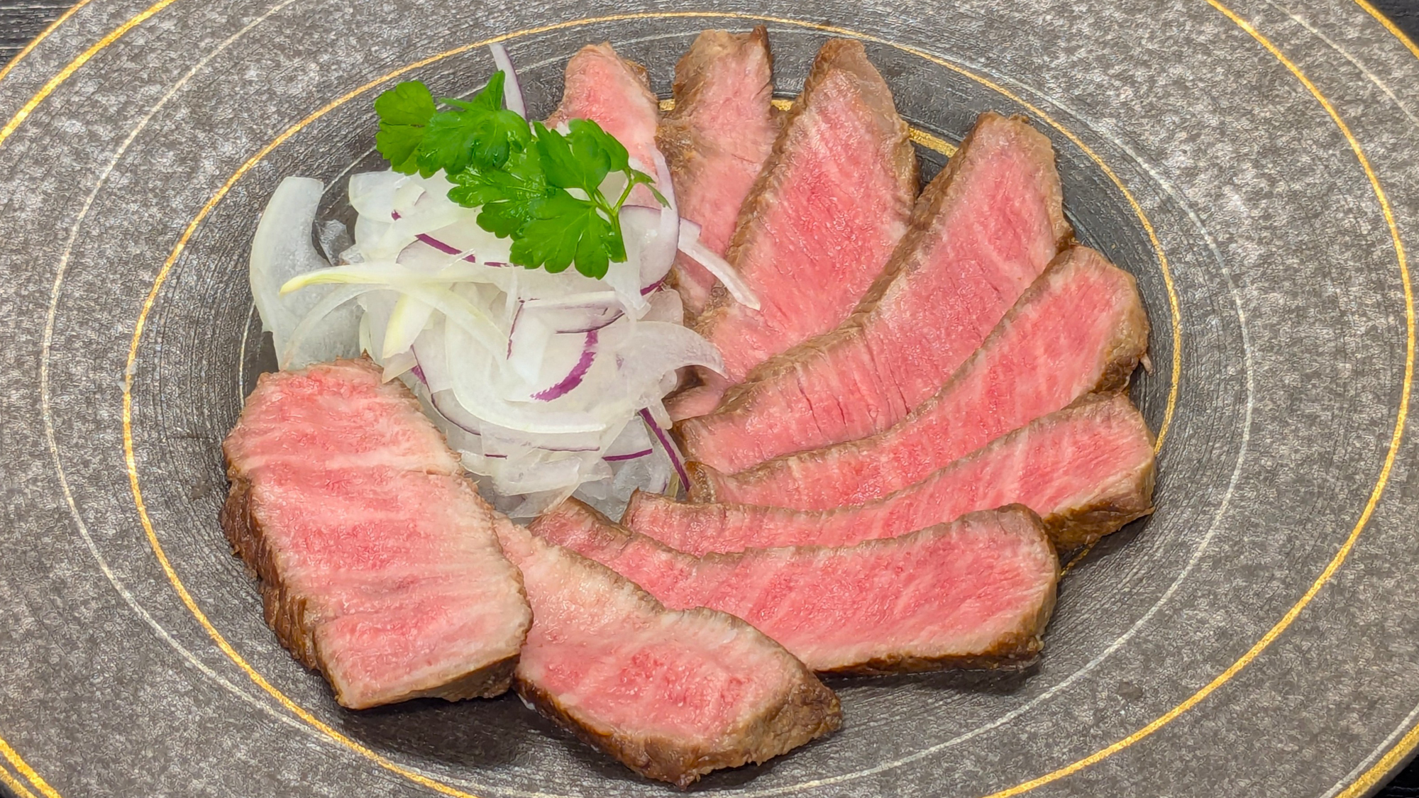 【通年　別注文　黒毛和牛　冷製ローストビーフ】肉の柔らかさと表面を香ばしく焼き上げる食感が評判です