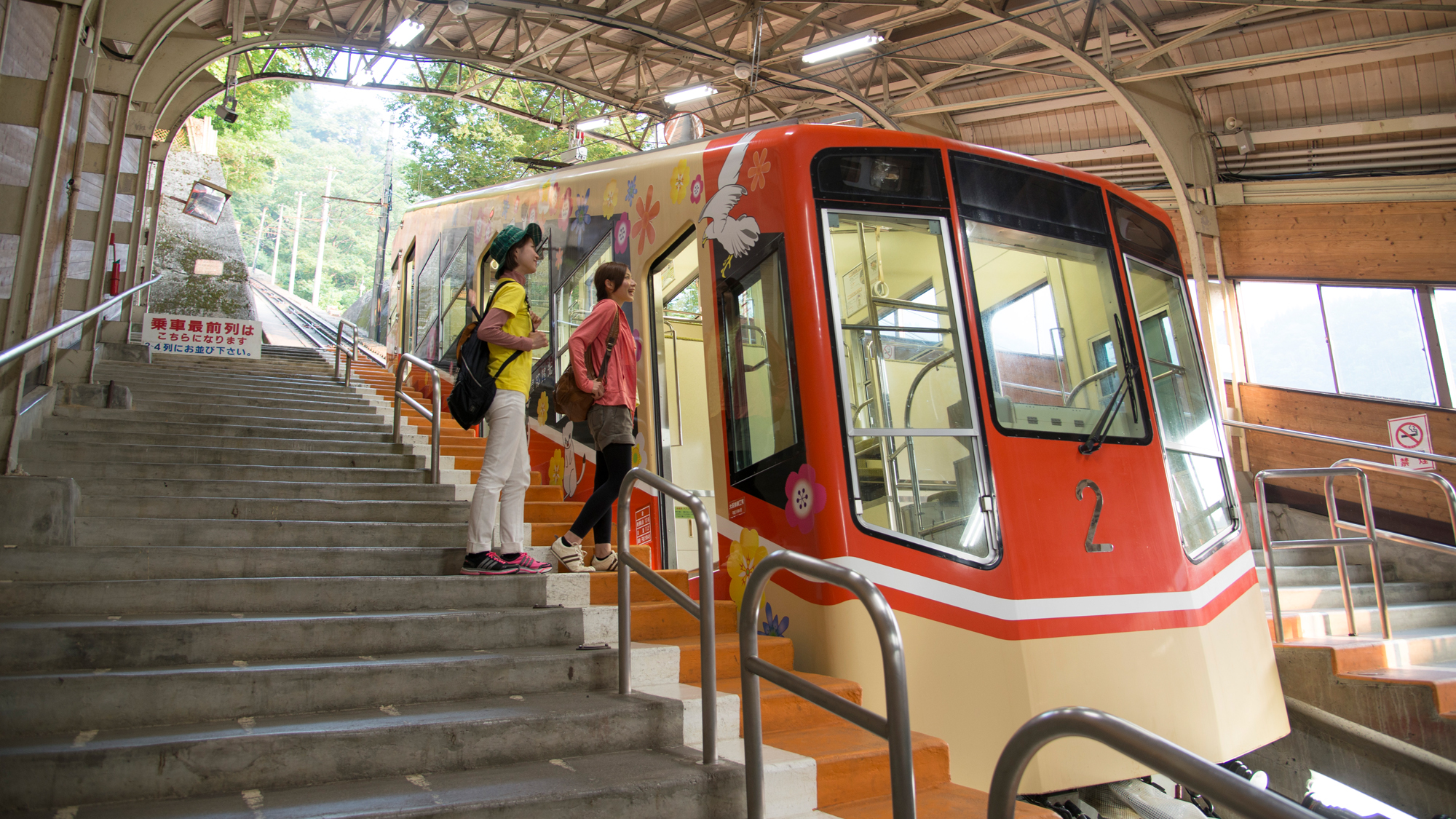 【立山黒部アルペンルート　立山ケーブルカー】立山駅～美女平間を行き来します
