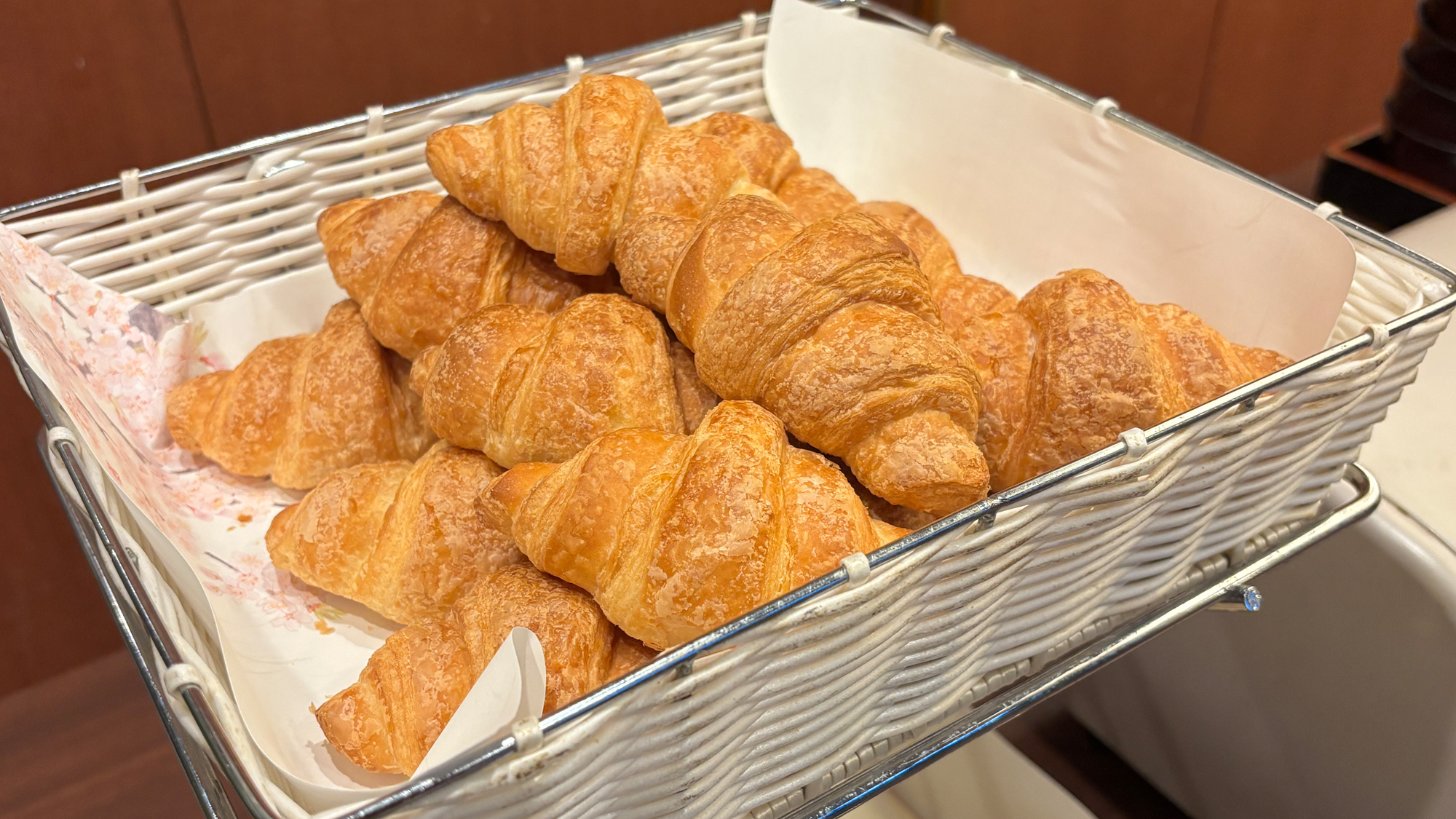 【朝食バイキング一例　発酵バタークロワッサン】香りが強く、外はサクサク、中はしっとりしています