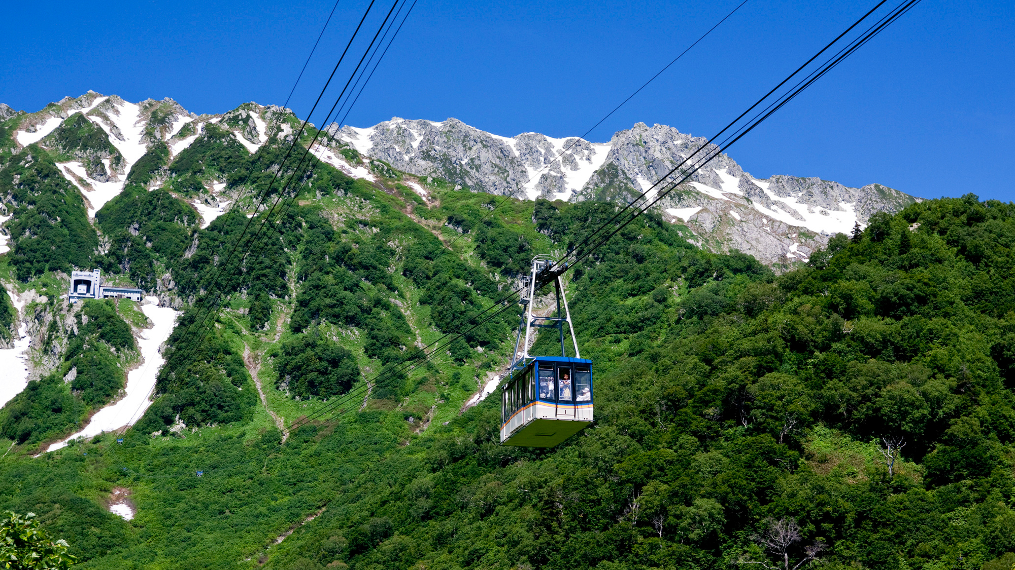 【立山黒部アルペンルート　立山ロープウェイ】大観峰～黒部平間を行き来します