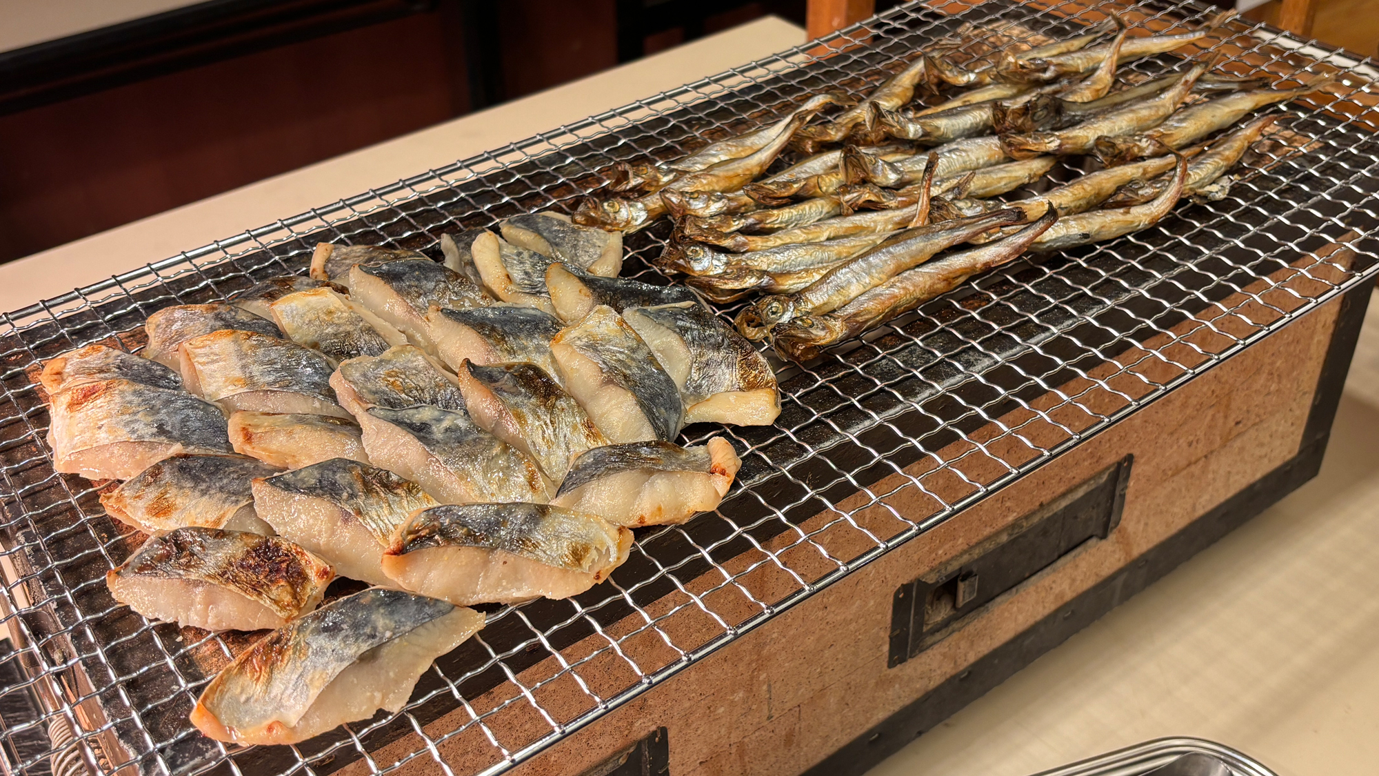 【朝食バイキング　七輪焼き】和朝食に欠かせない焼き魚はその場で炙って暖かいうちにご提供します