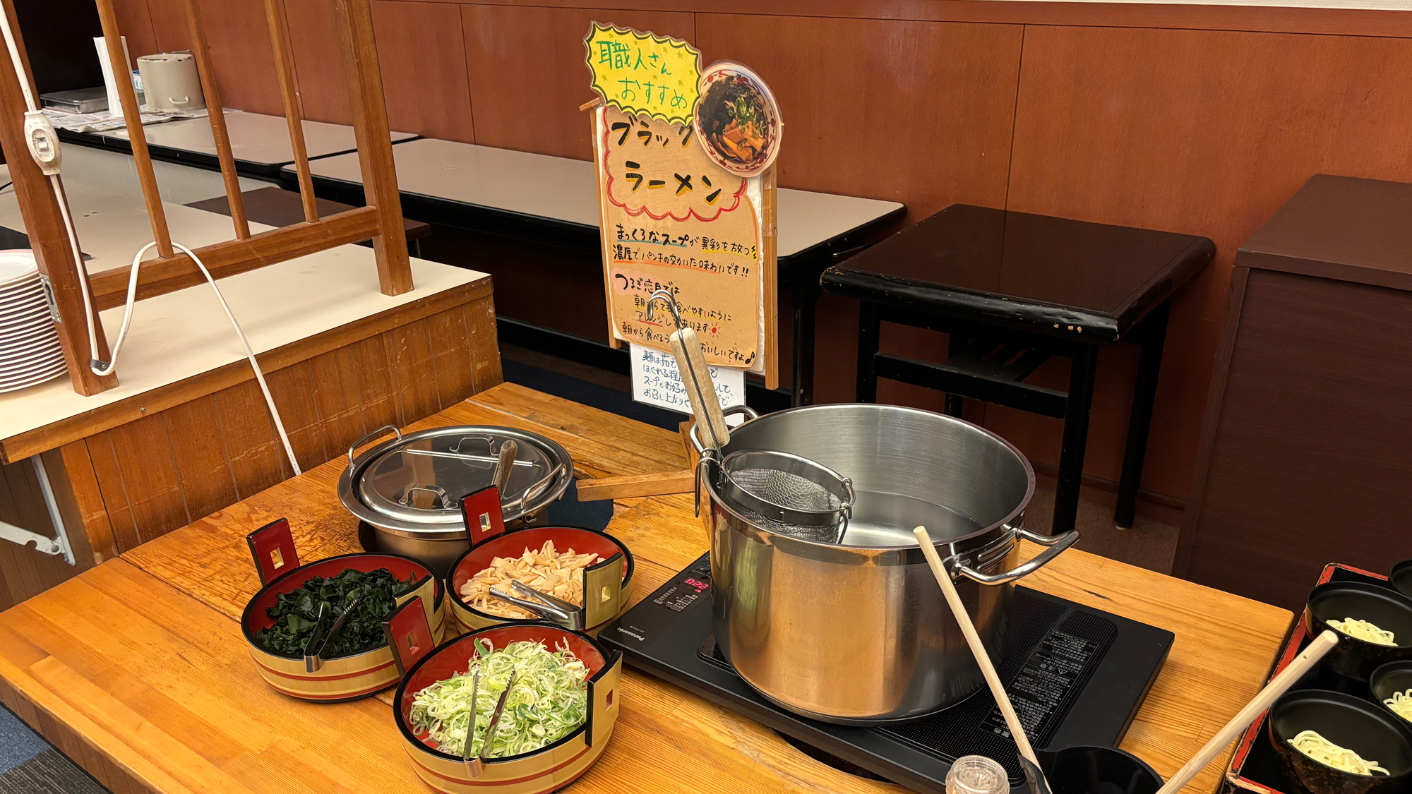 【朝食バイキング一例　富山ブラックラーメン】真っ黒なスープが特徴の富山県発祥のご当地ラーメンです