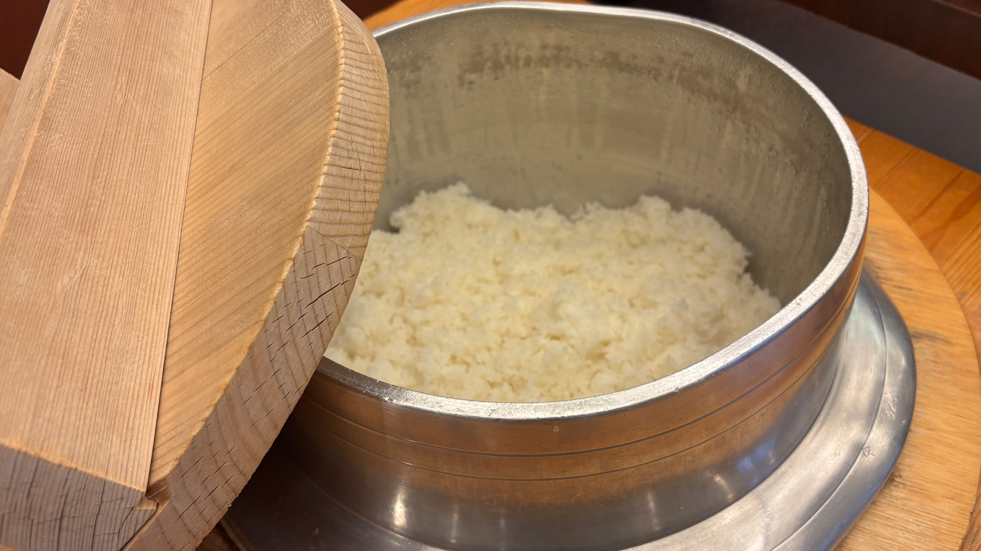 【朝食バイキング　上市産コシヒカリ　剱米（つるぎまい）】釜炊きの銀シャリです