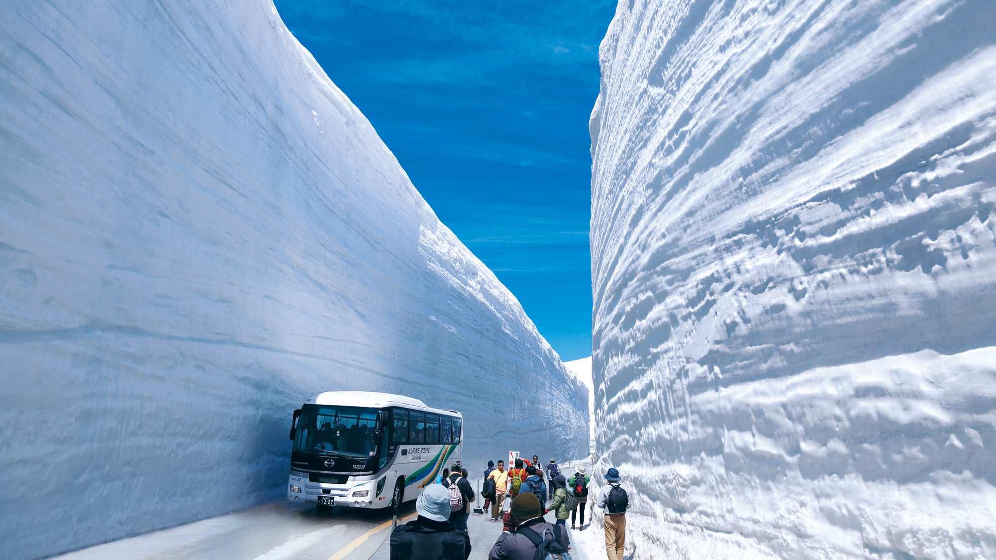 【立山黒部アルペンルート　雪の大谷】４月中旬～６月中旬限定　高さ２０ｍにも迫る巨大な雪の壁です