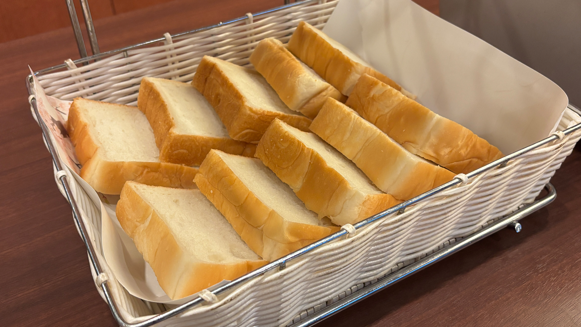 【朝食バイキング一例　湯種（ゆだね）食パン】もっちりしっとりした食感と口溶けの良い食パンです
