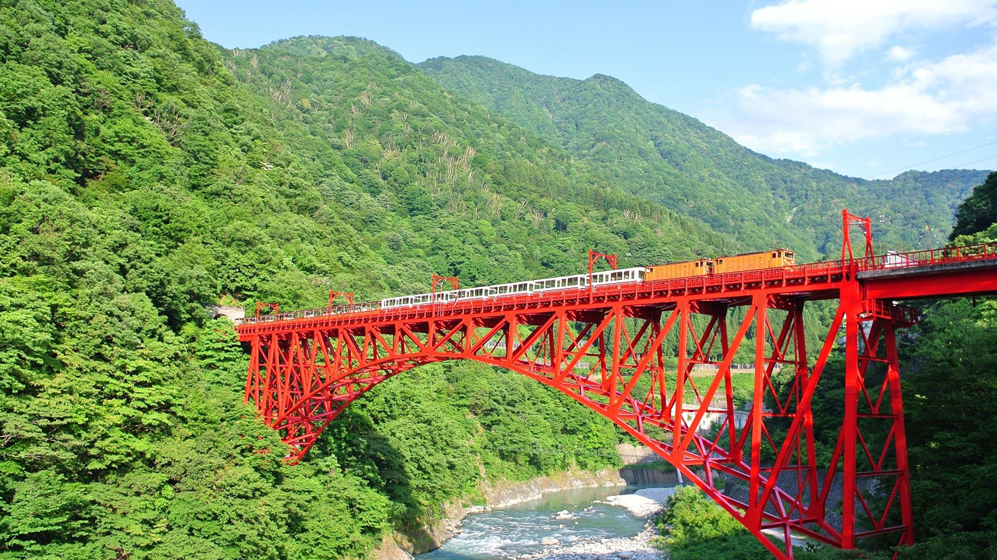 【黒部市　黒部峡谷鉄道　車で５０分】　トロッコ電車に乗ってゆっくりと峡谷美を楽しむことができます