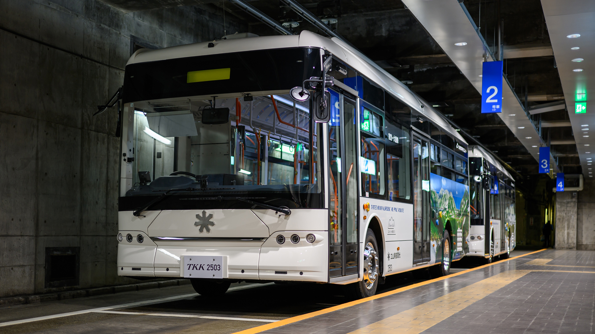 【立山黒部アルペンルート　関電トンネル　電気バス】黒部湖～扇沢駅間を行き来します