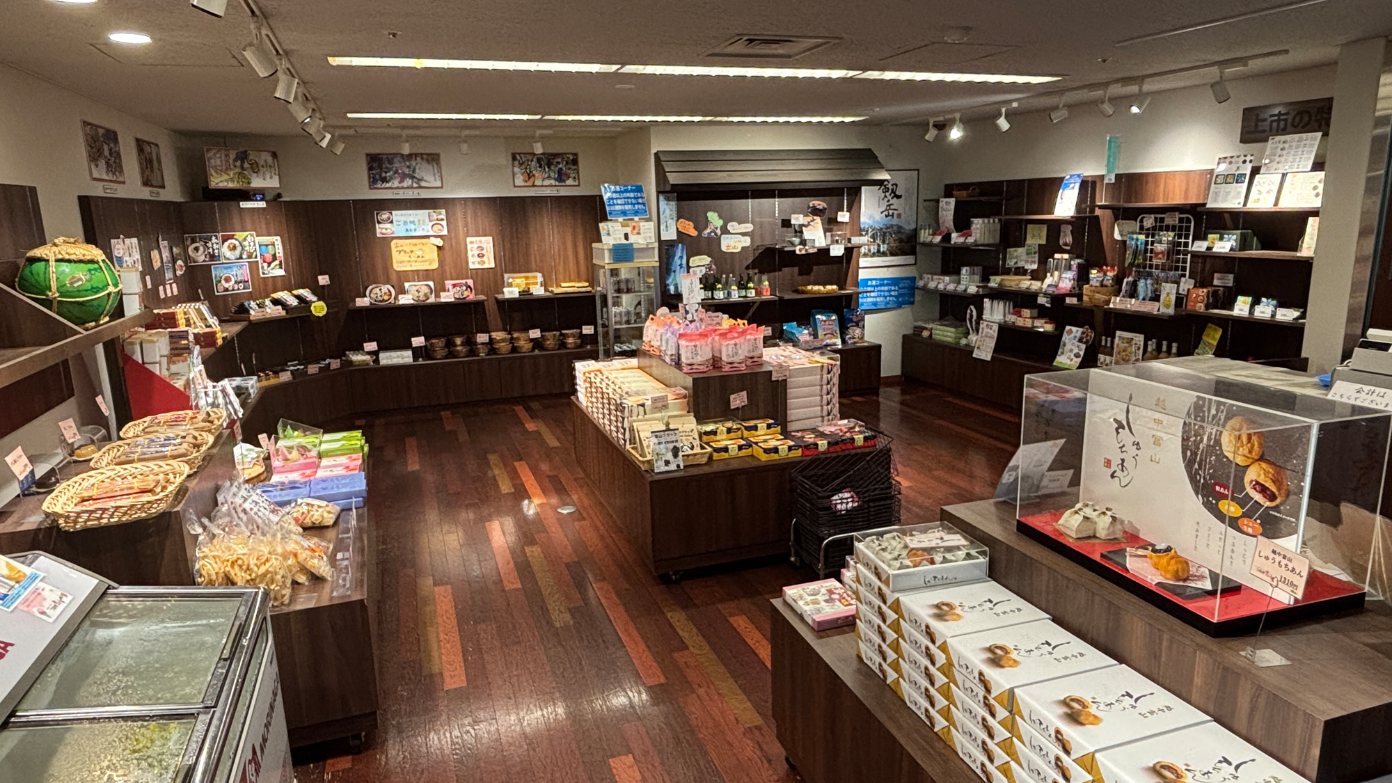【２F　お土産処「らいちょう」】富山の地酒や銘菓、入浴後のアイスクリームなど取り揃えています