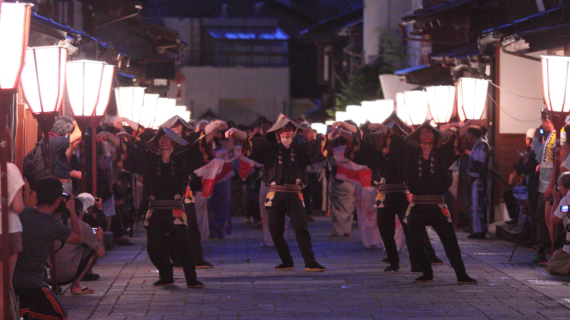 【おわら風の盆】毎年9月1日～3日開催　町全体が幽玄な雰囲気を醸しだす富山県内最大の伝統行事です