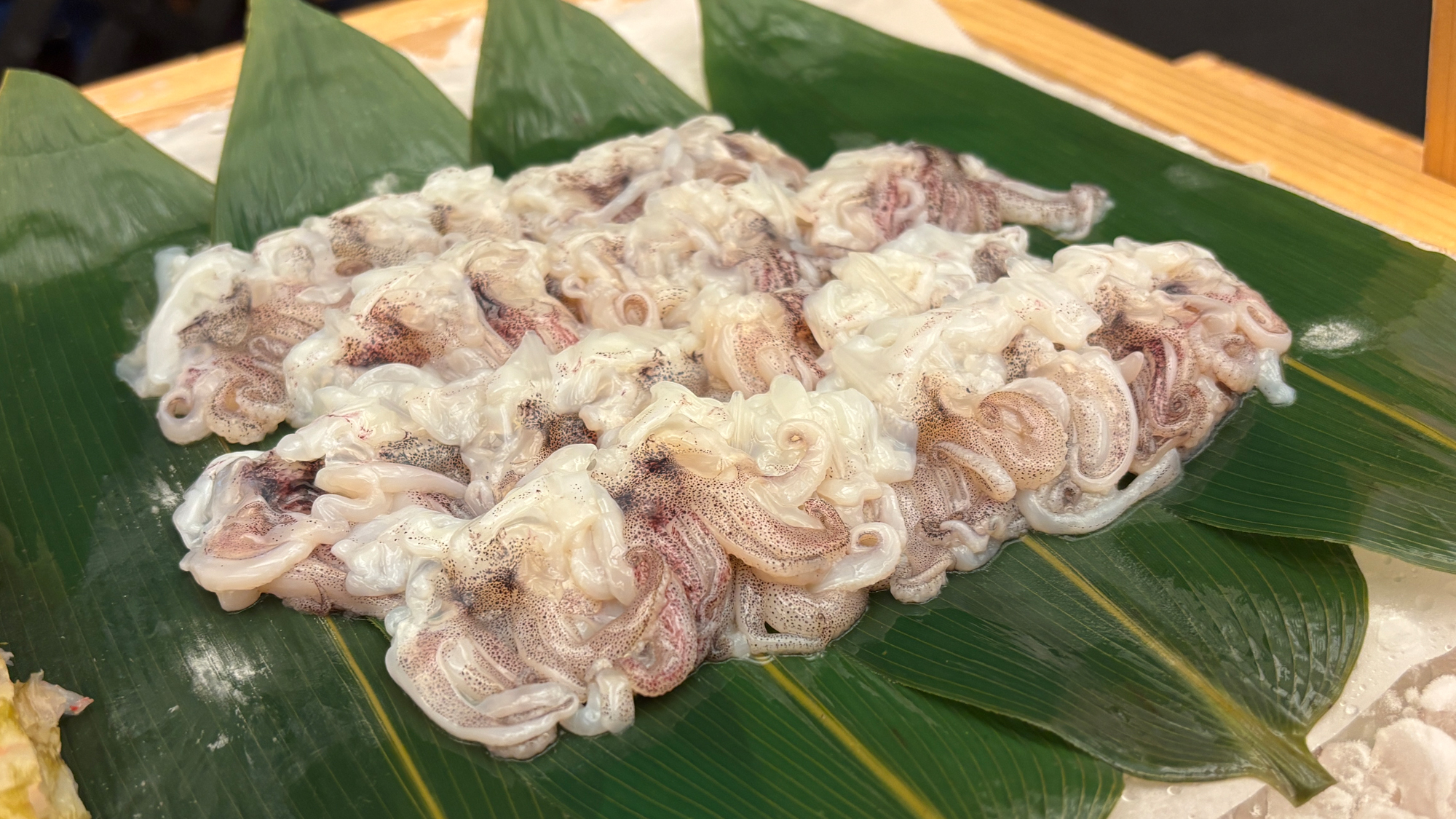 【朝食バイキング一例　イカ刺】低カロリーで、タウリンが疲労回復や肝機能向上を助けます