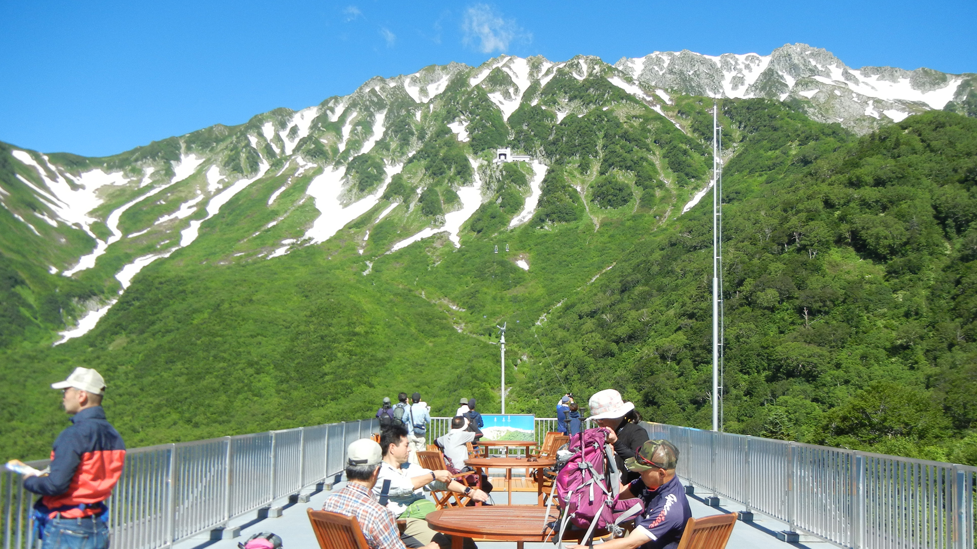 【立山黒部アルペンルート　黒部平】立山連峰をバックに、開放感あふれる「パノラマテラス」があります