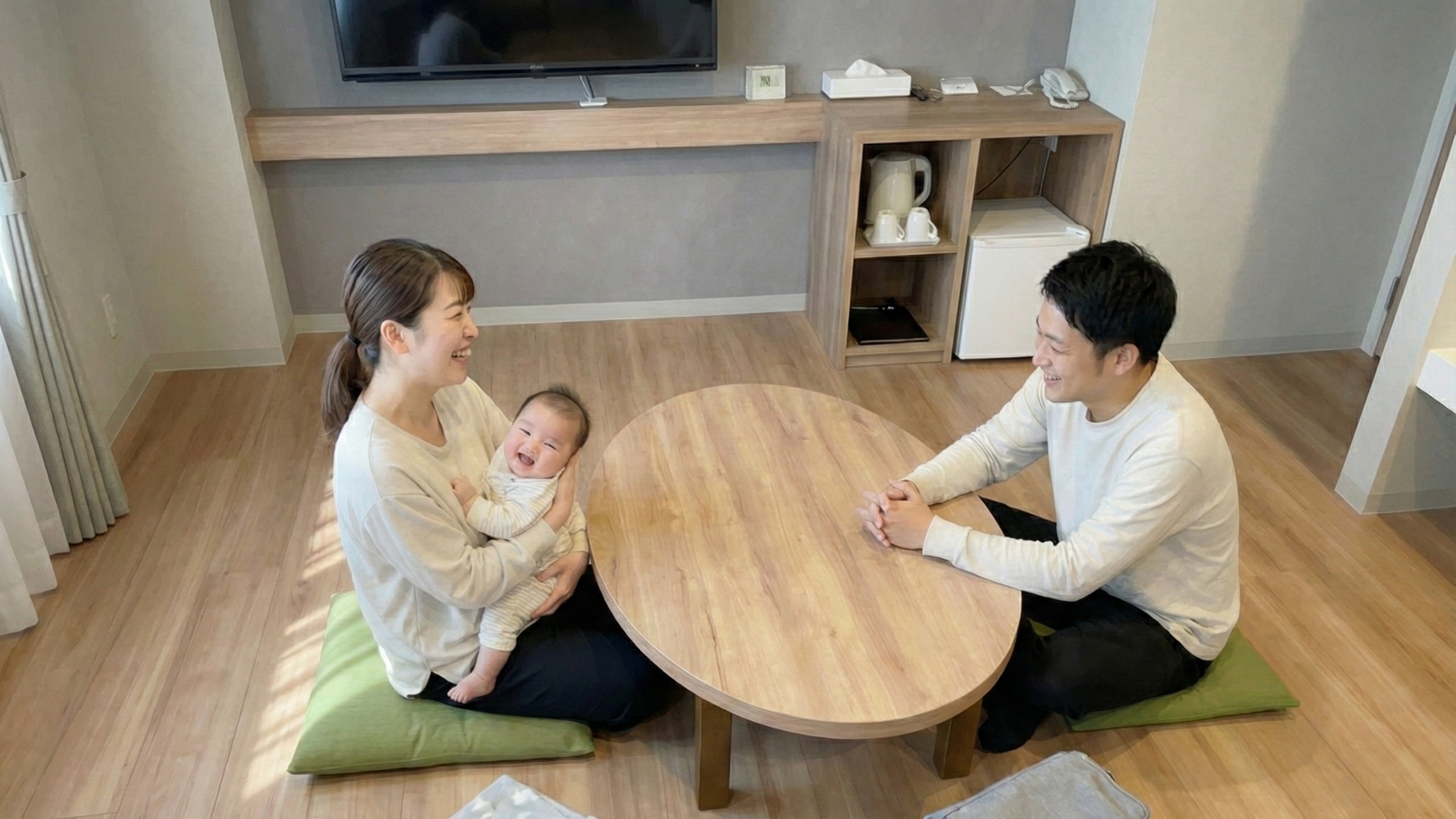 赤ちゃん連れも安心！靴を脱いで寛げるフラットなお部屋で笑顔の家族旅行