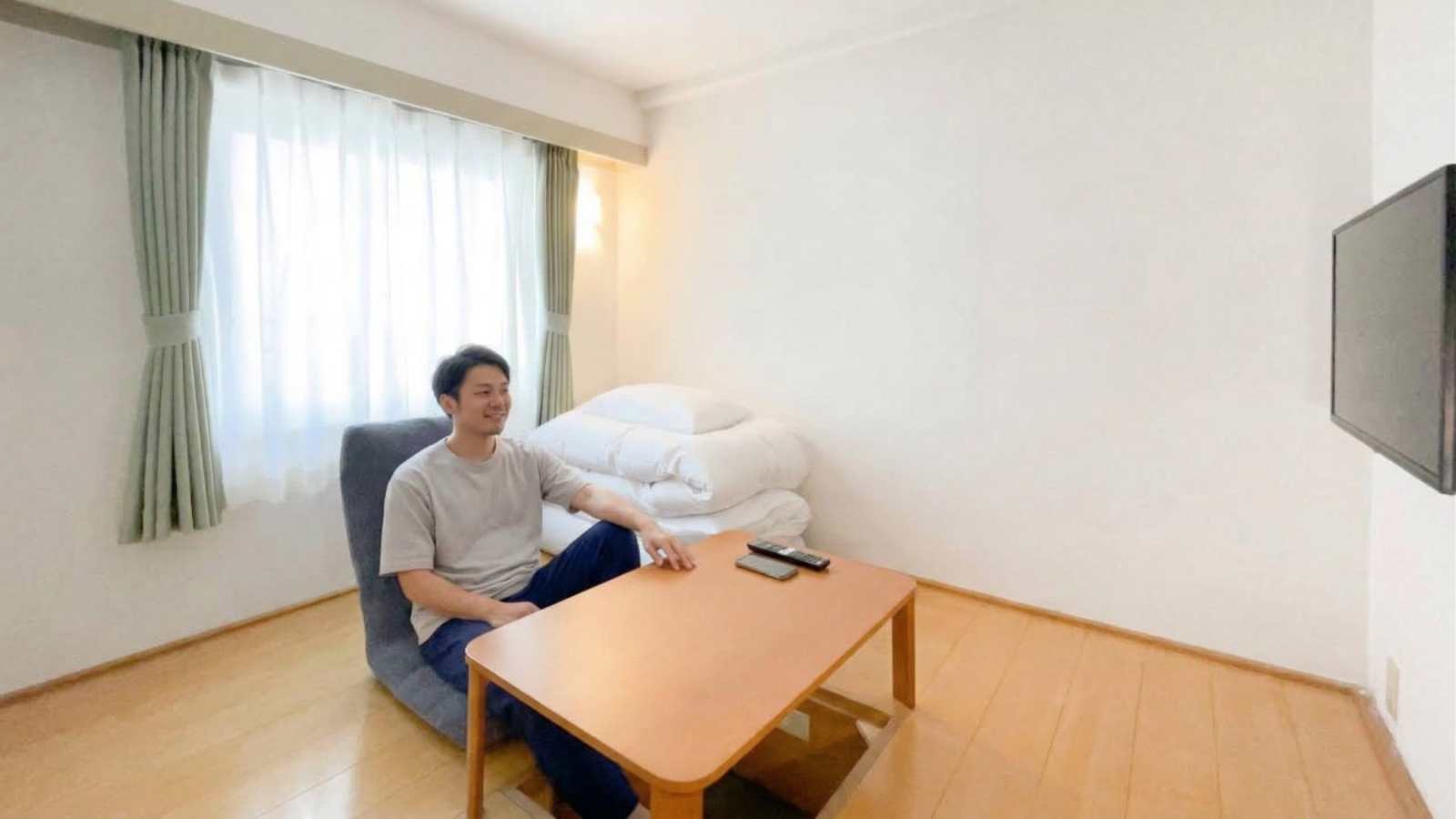 足を下ろして座れる堀ごたつ式のデスクは、長時間のPC作業でも疲れにくいのが魅力。高速Wi-Fiと壁掛けテレビも完備しています。木のぬくもりを感じるお部屋で、お仕事を終えた後は座椅子でゆっくりと。オンとオフを賢く切り替えられる、機能的で居心地の良い空間を提供いたします。