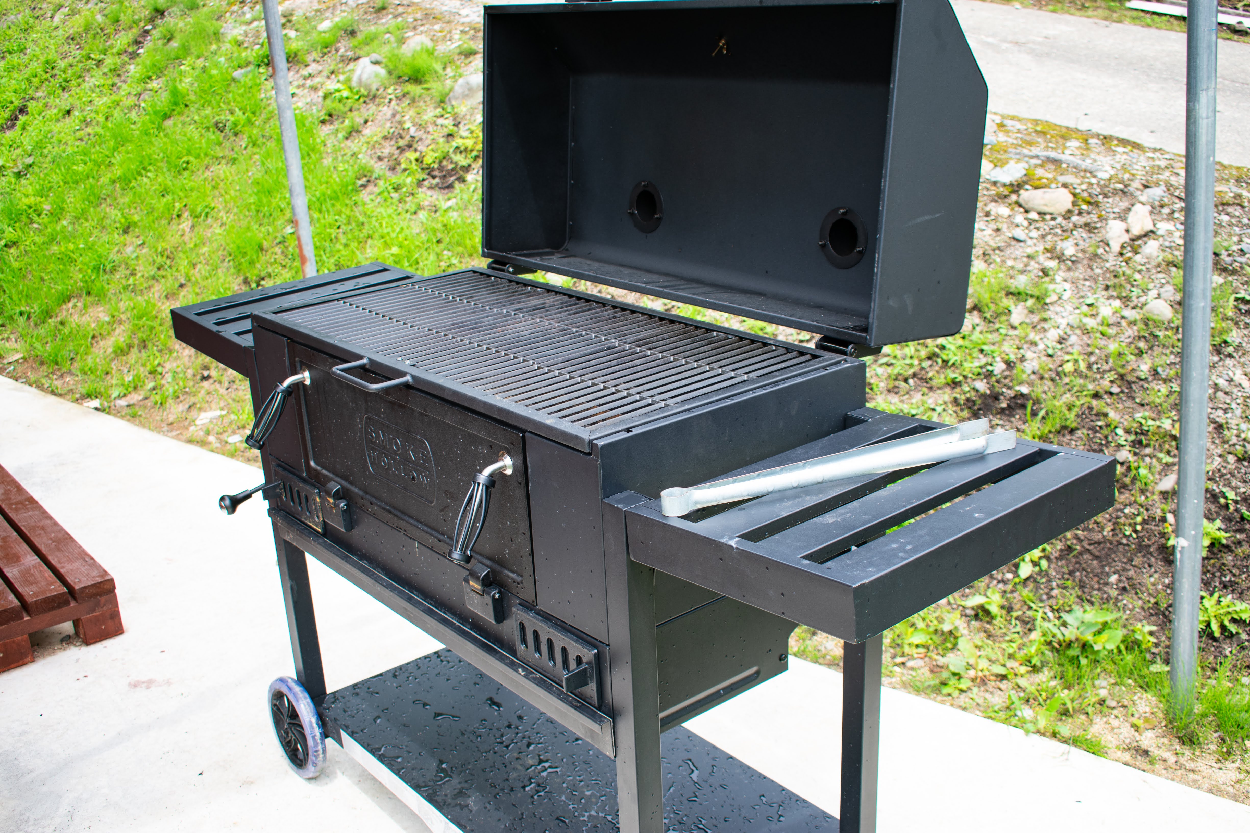 ウッドデッキにはBBQグリルが備え付き！