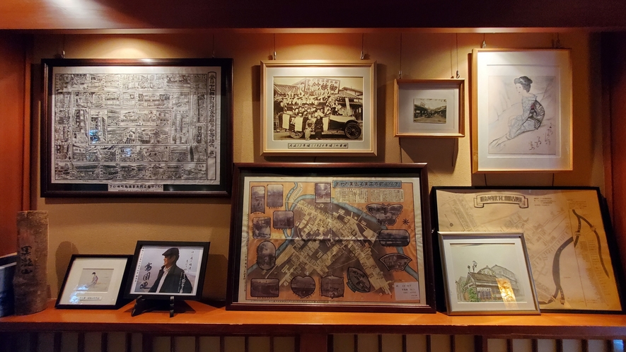 ［歴史］廊下には、110年の歴史を感じさせる古地図や竹久夢二の作品も