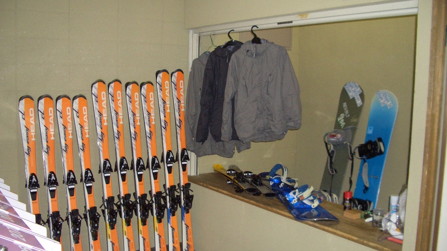 *レンタル用品／キー、ボード、ウェアがレンタル可能。スキーは特に種類が豊富です。