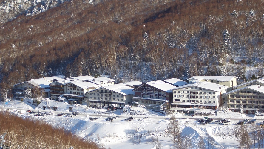 *ホテル街の冬／スキーのメッカである志賀高原では、冬は一面の雪で覆われます。