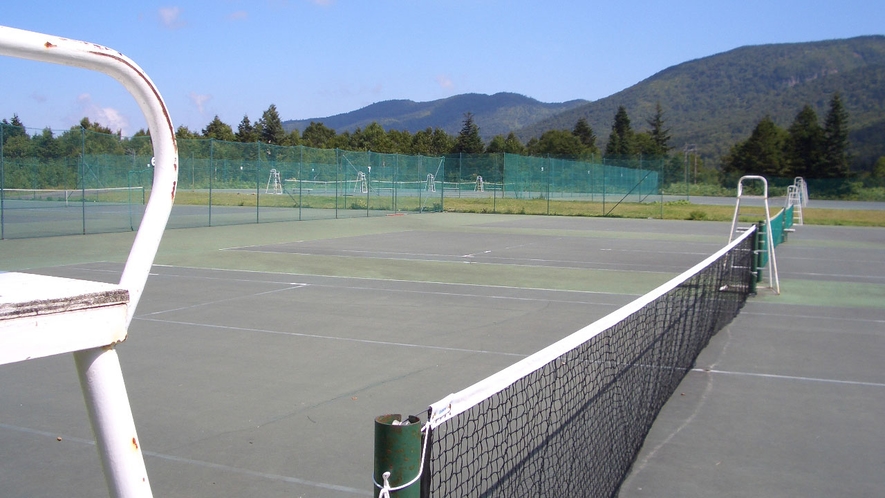 *テニスコート／避暑に来たら、爽やかな高原テニスはいかがでしょう♪